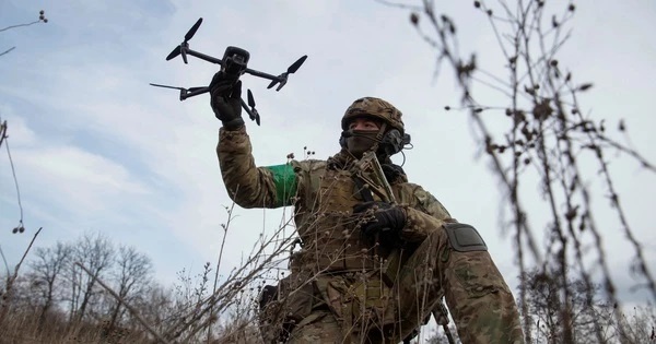 Binh sĩ Ukraine vừa tấn công thiết bị, chiến hào của Nga ở Bakhmut vừa gồng mình trấn thủ Avdiivka - Ảnh 1.