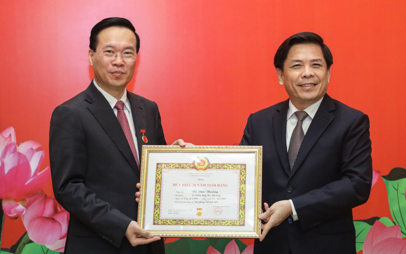 Chủ tịch nước Võ Văn Thưởng nhận Huy hiệu cao quý của Đảng