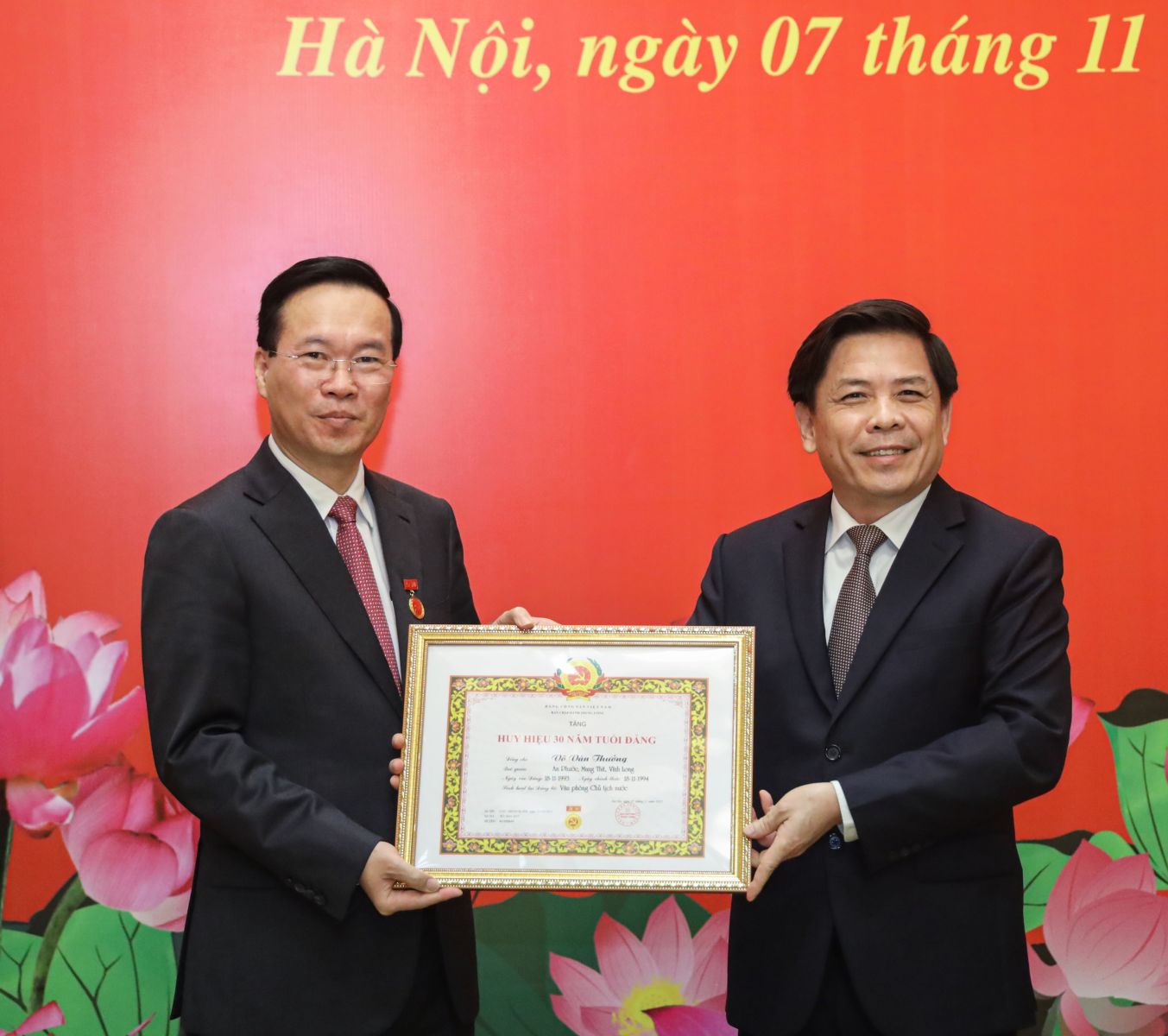 Chủ tịch nước Võ Văn Thưởng nhận Huy hiệu cao quý của Đảng - Ảnh 1.