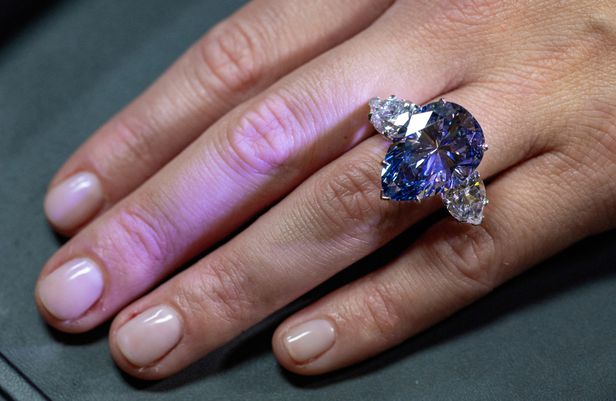 Viên kim cương quý hiếm nhất trong lịch sử được bán đấu giá - Ảnh 2.