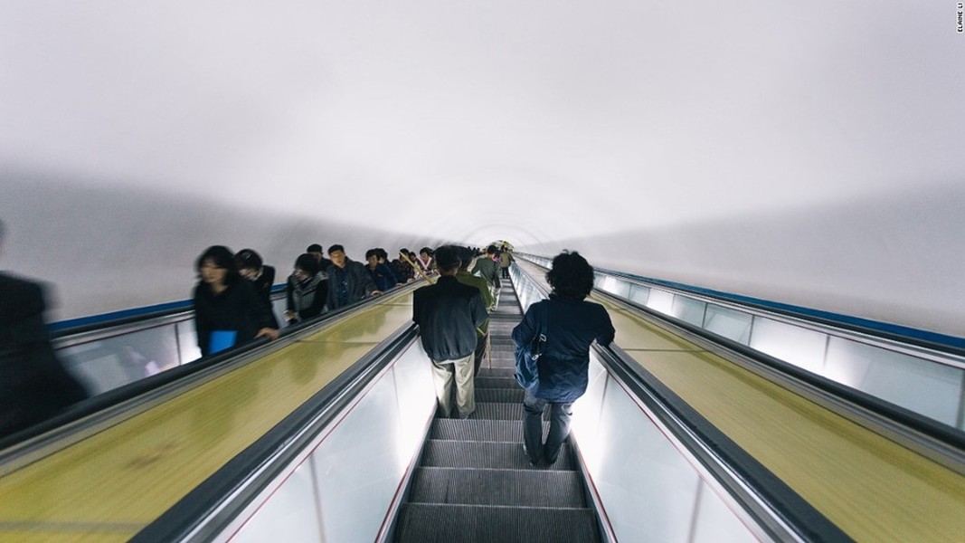 Có gì bên trong nhà ga tàu điện ngầm sâu 110 mét ở Bình Nhưỡng? - Ảnh 1.