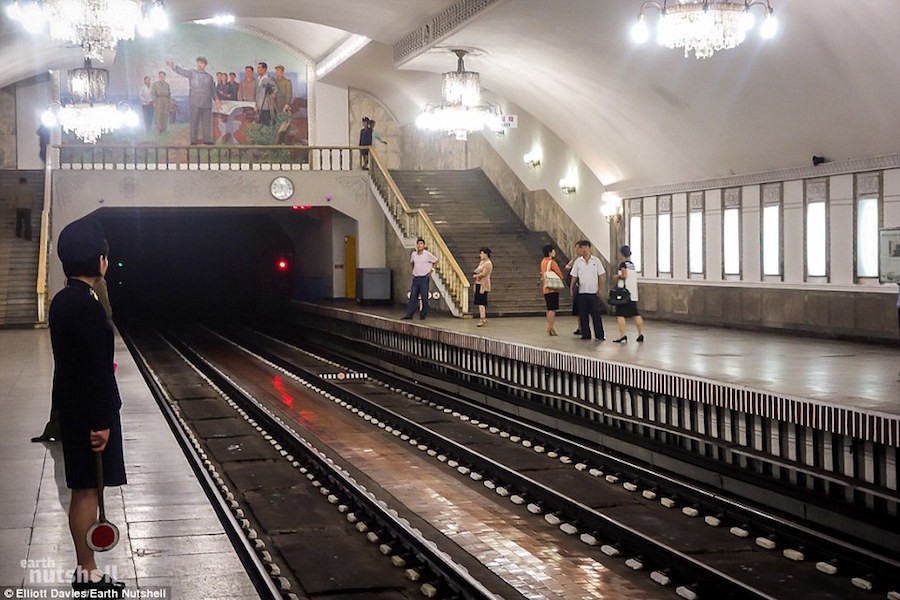Có gì bên trong nhà ga tàu điện ngầm sâu 110 mét ở Bình Nhưỡng? - Ảnh 3.
