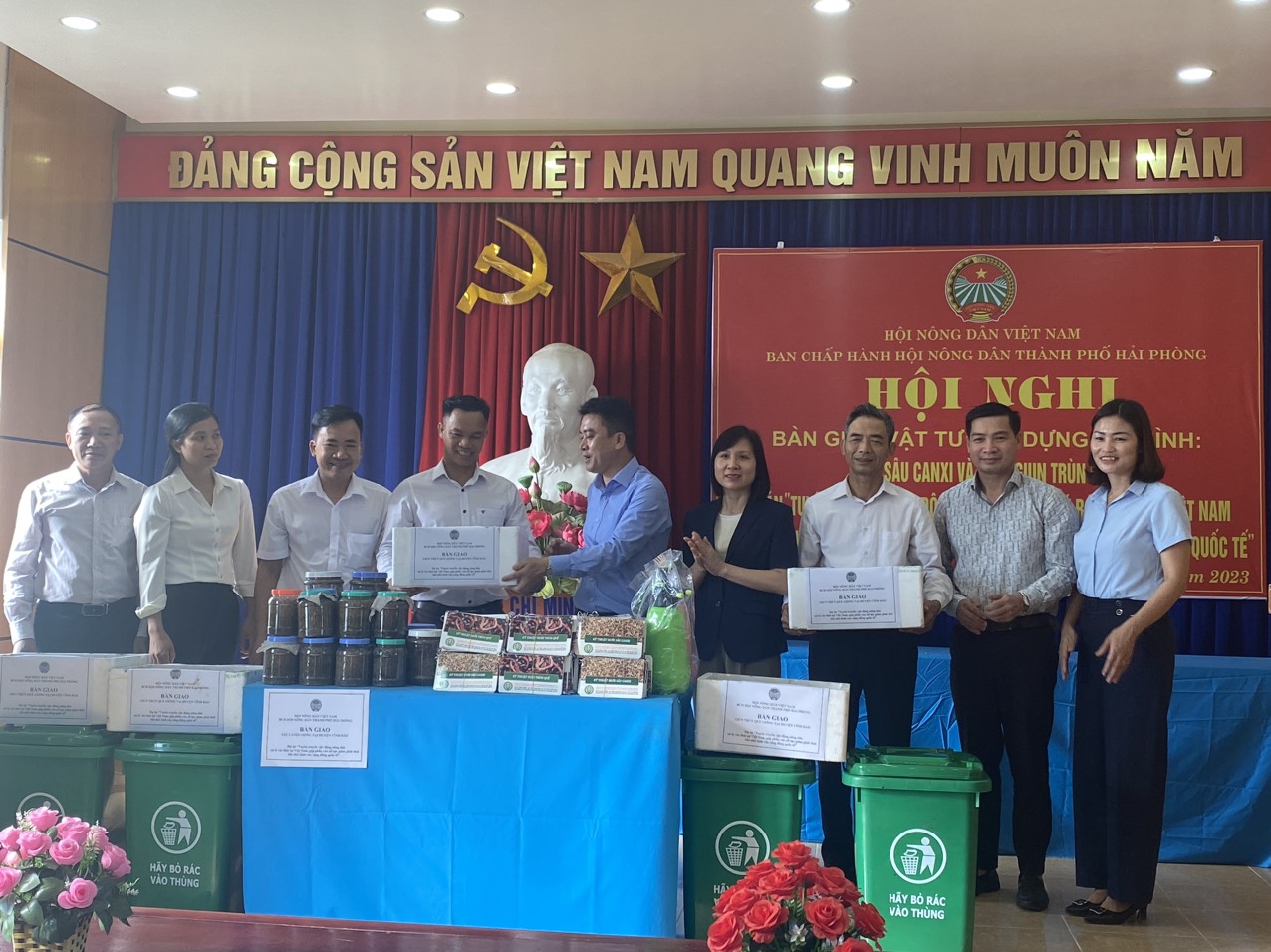 Hải Phòng: Bàn giao vật tư hỗ trợ xây dựng mô hình nuôi sâu canxi và nuôi giun trùn quế tại Vĩnh Bảo - Ảnh 3.