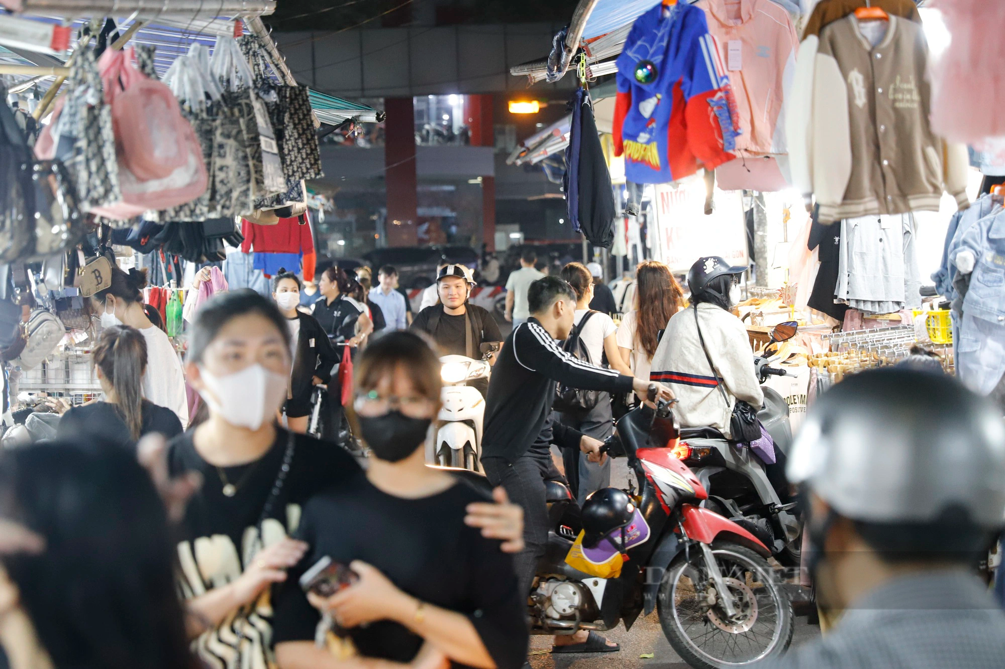 Tiểu thương tại &quot;thiên đường mua sắm&quot; của sinh viên Hà Nội lấn chiếm &quot;nuốt trọn&quot; cả con đường  - Ảnh 6.