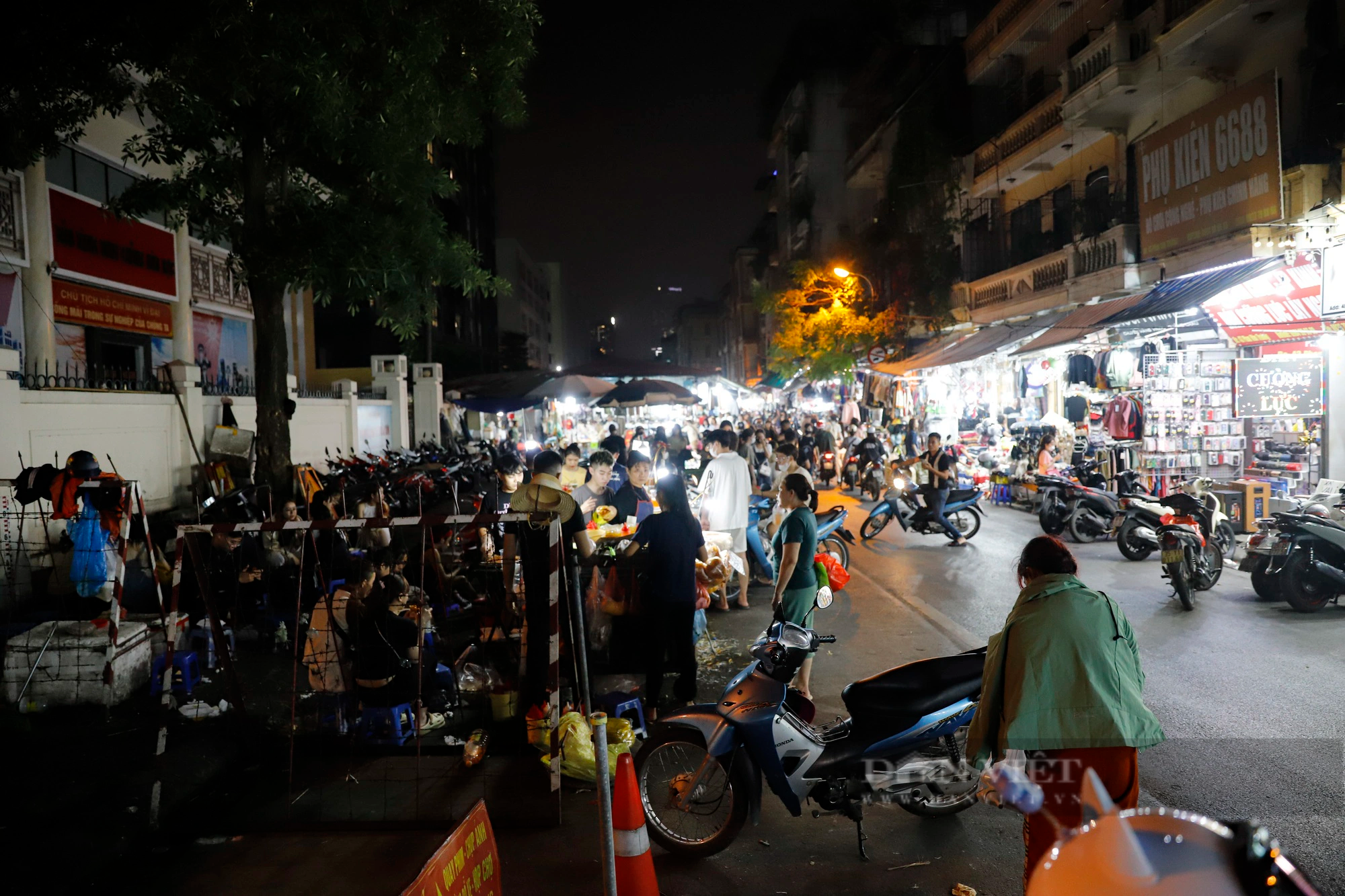 Tiểu thương tại &quot;thiên đường mua sắm&quot; của sinh viên Hà Nội lấn chiếm &quot;nuốt trọn&quot; cả con đường  - Ảnh 10.