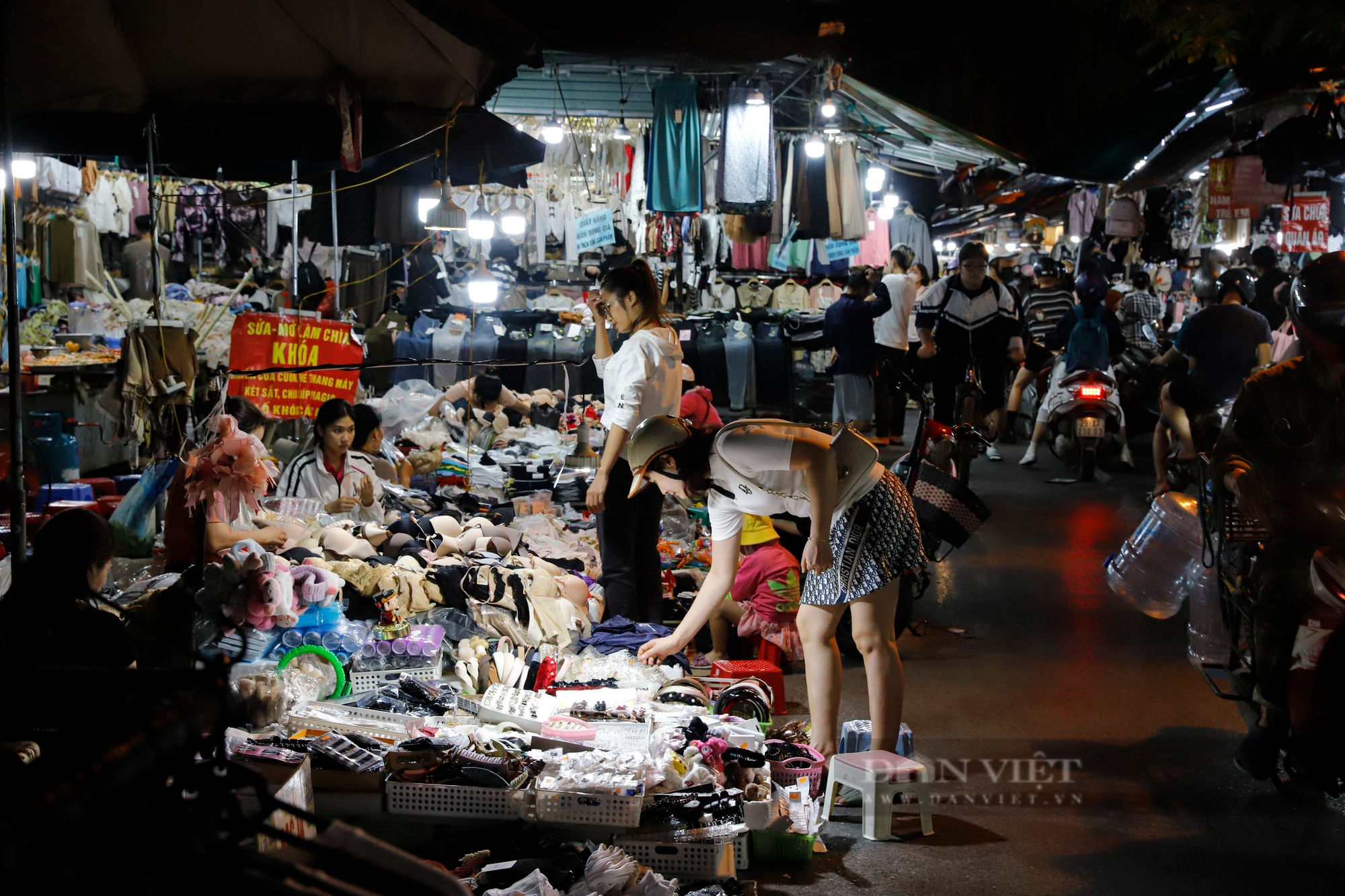 Tiểu thương tại &quot;thiên đường mua sắm&quot; của sinh viên Hà Nội lấn chiếm &quot;nuốt trọn&quot; cả con đường  - Ảnh 11.