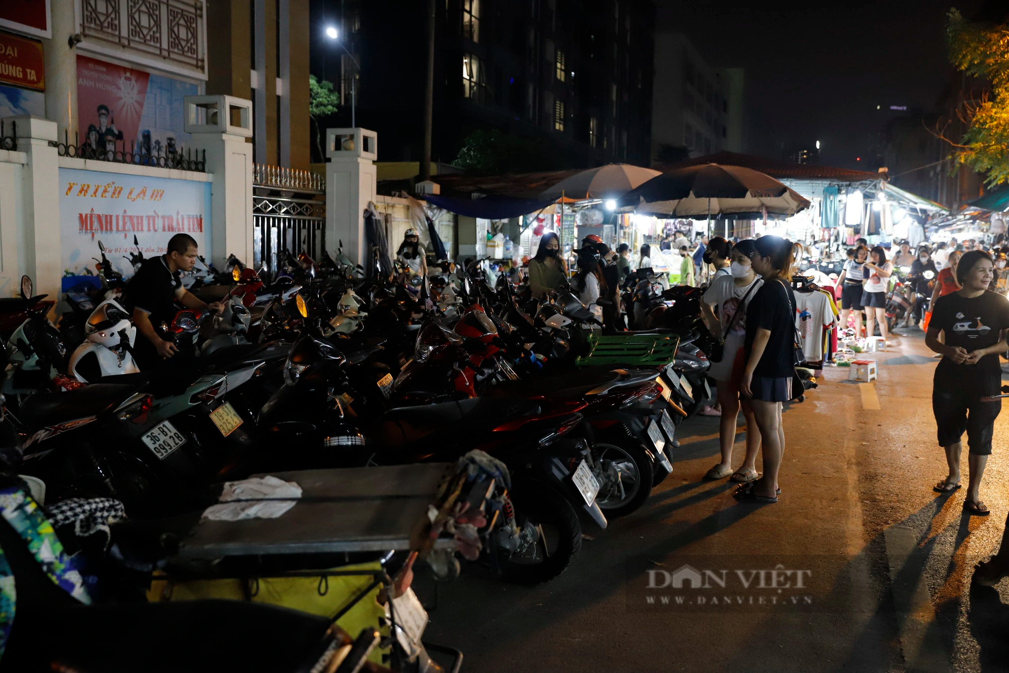 Tiểu thương tại &quot;thiên đường mua sắm&quot; của sinh viên Hà Nội lấn chiếm &quot;nuốt trọn&quot; cả con đường  - Ảnh 12.