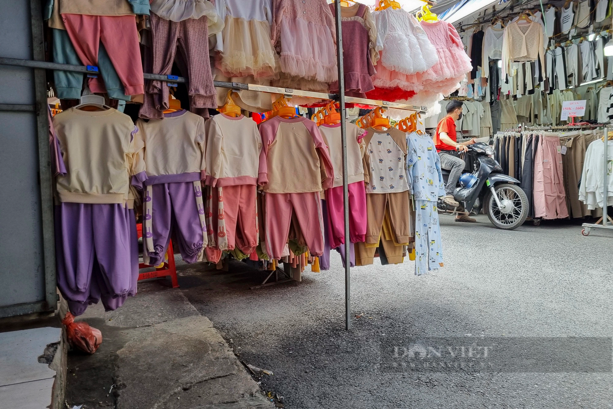 Tiểu thương chợ Nhà Xanh lấn chiếm &quot;nuốt trọn&quot; con đường cả ngày lẫn đêm - Ảnh 15.