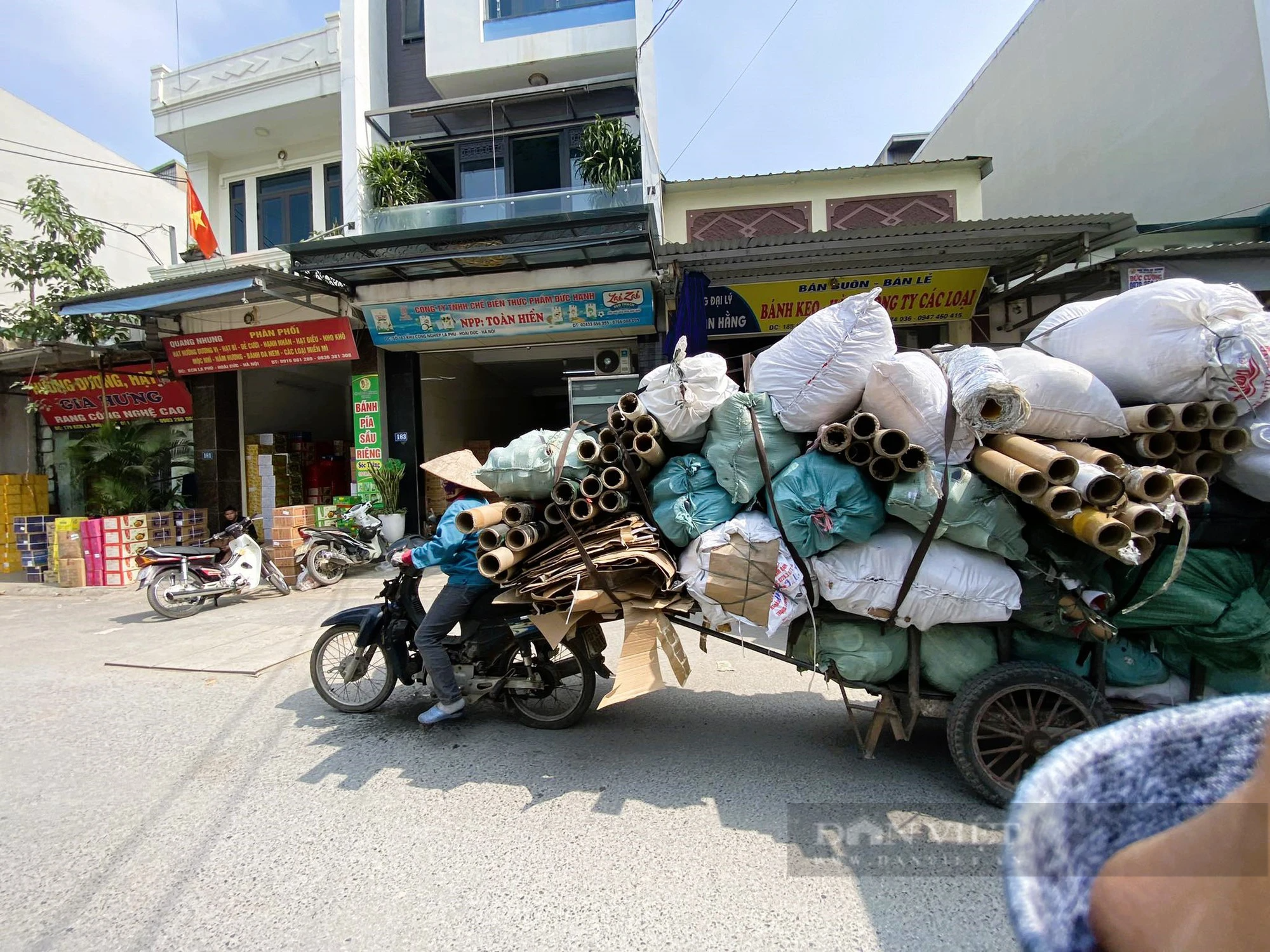 Sau vụ cháy khiến 4 người thương vong, chủ cửa hàng phế liệu vẫn thờ ơ, người dân nơm nớp - Ảnh 6.