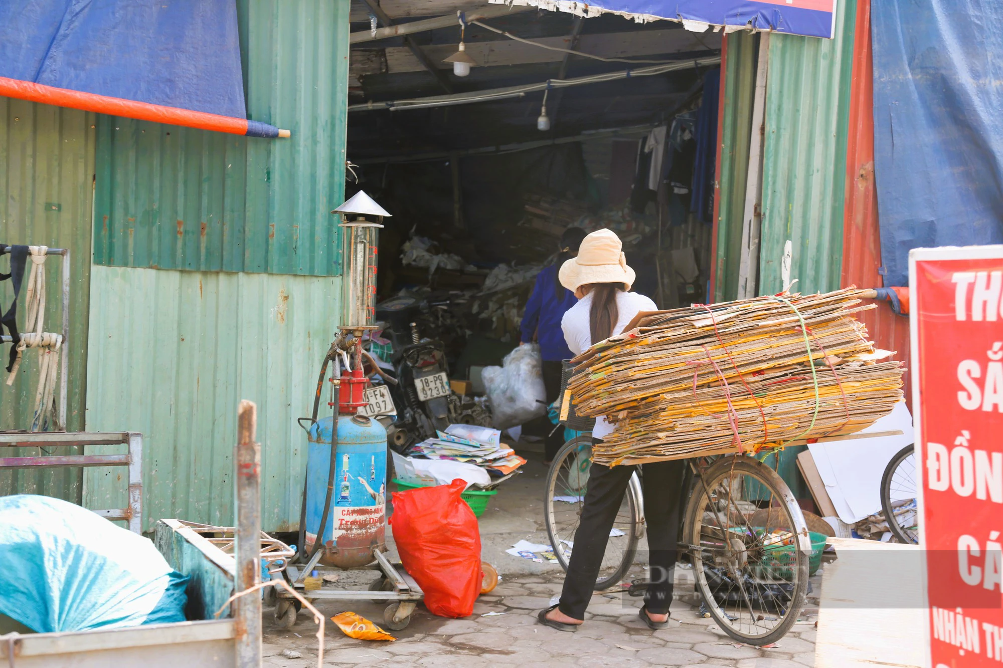 Sau vụ cháy khiến 4 người thương vong, chủ cửa hàng phế liệu vẫn thờ ơ, người dân nơm nớp - Ảnh 7.