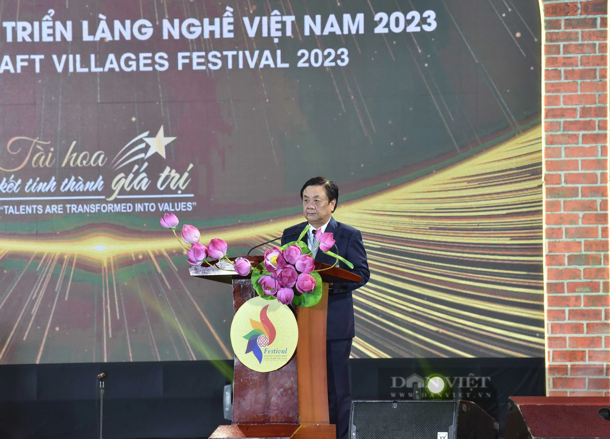 Chủ tịch Quốc hội Vương Đình Huệ dự, nhấn nút khai mạc Festival Bảo tồn và Phát triển làng nghề Việt Nam 2023 - Ảnh 3.