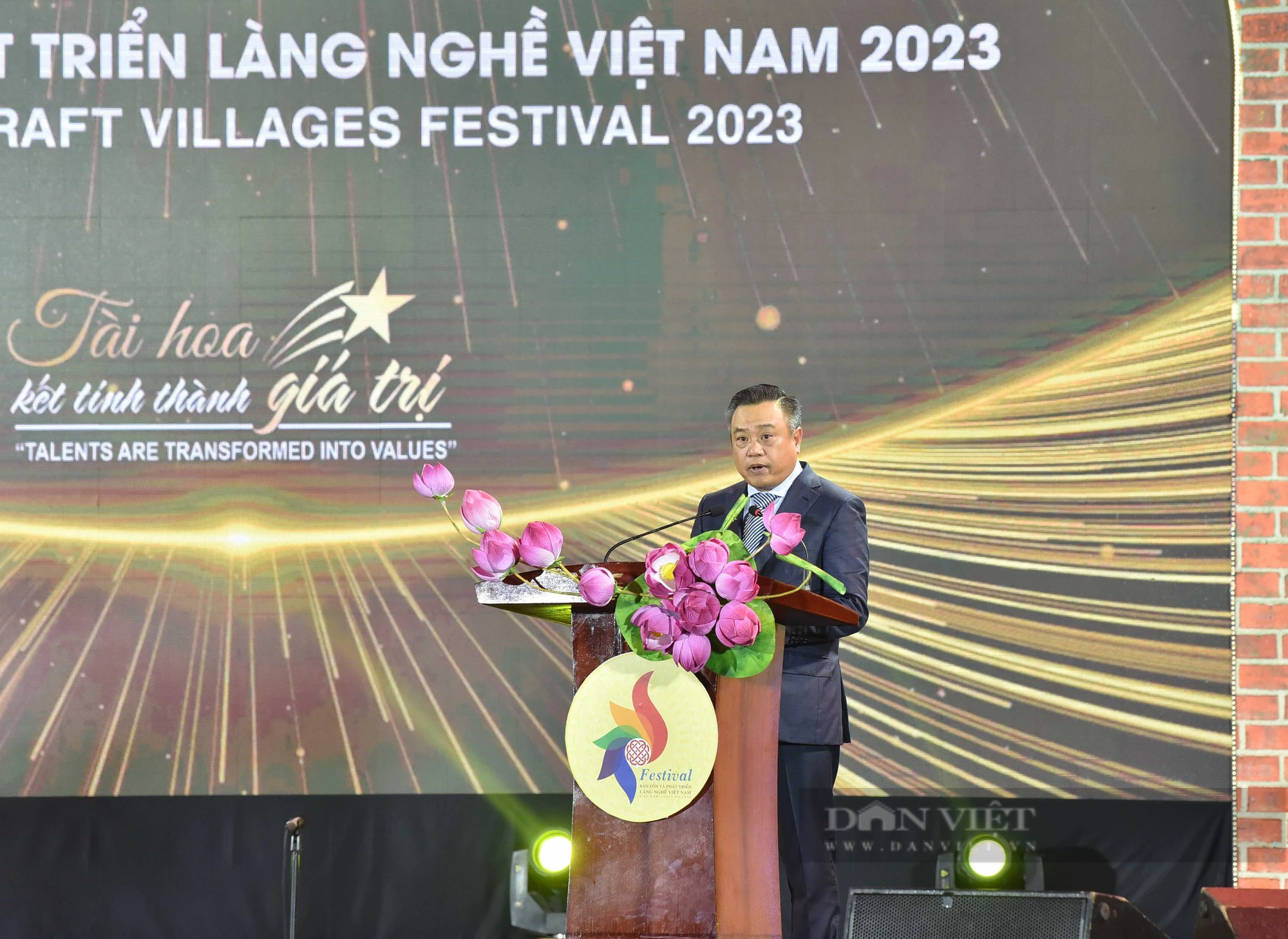 Chủ tịch Quốc hội Vương Đình Huệ dự, nhấn nút khai mạc Festival Bảo tồn và Phát triển làng nghề Việt Nam 2023 - Ảnh 4.