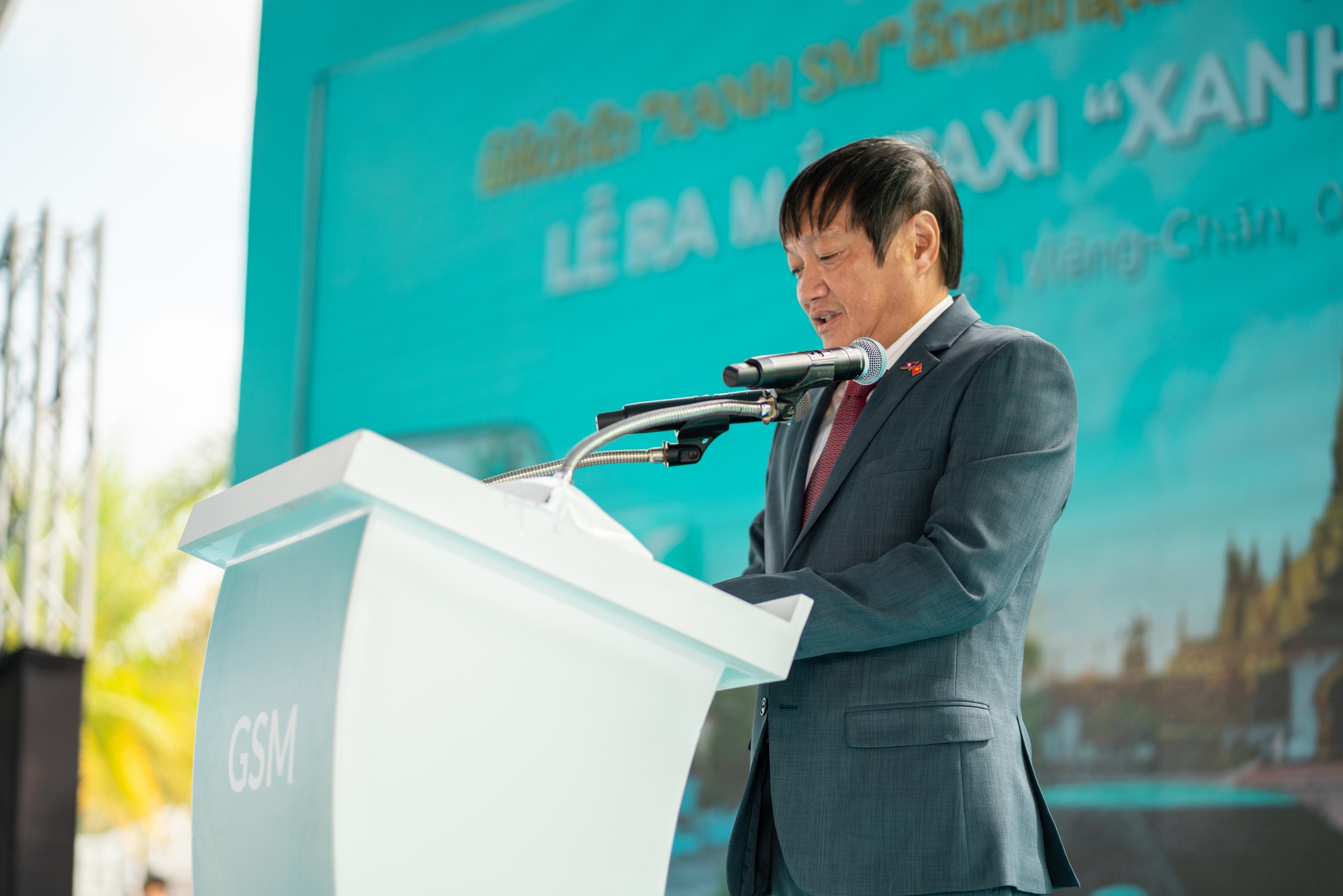Ông Nguyễn Bá Hùng, Đại sứ Việt Nam tại Lào phát biểu tại sự kiện ra mắt Xanh SM.