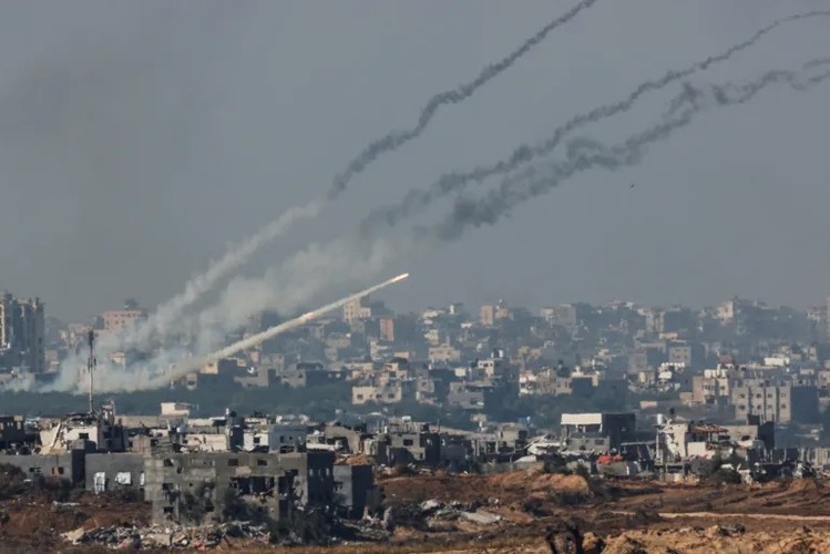 Hình ảnh Israel nối lại cuộc tấn công Gaza, người Palestine cấp tập sơ tán - Ảnh 1.