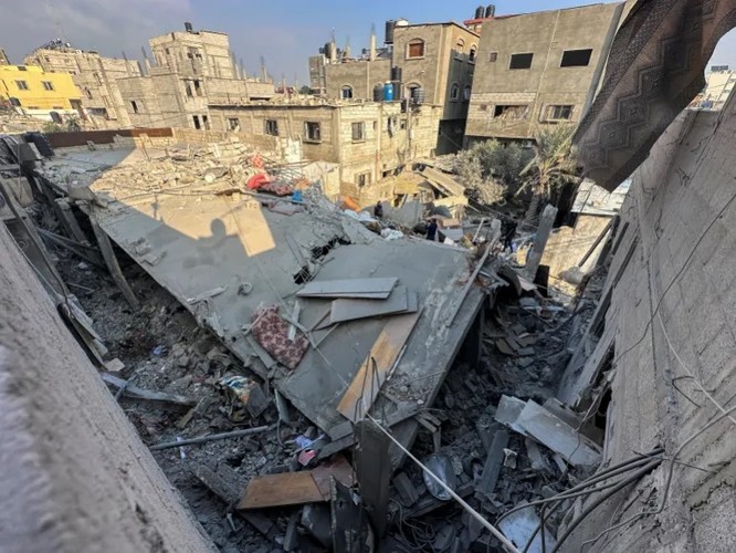 Hình ảnh Israel nối lại cuộc tấn công Gaza, người Palestine cấp tập sơ tán - Ảnh 4.