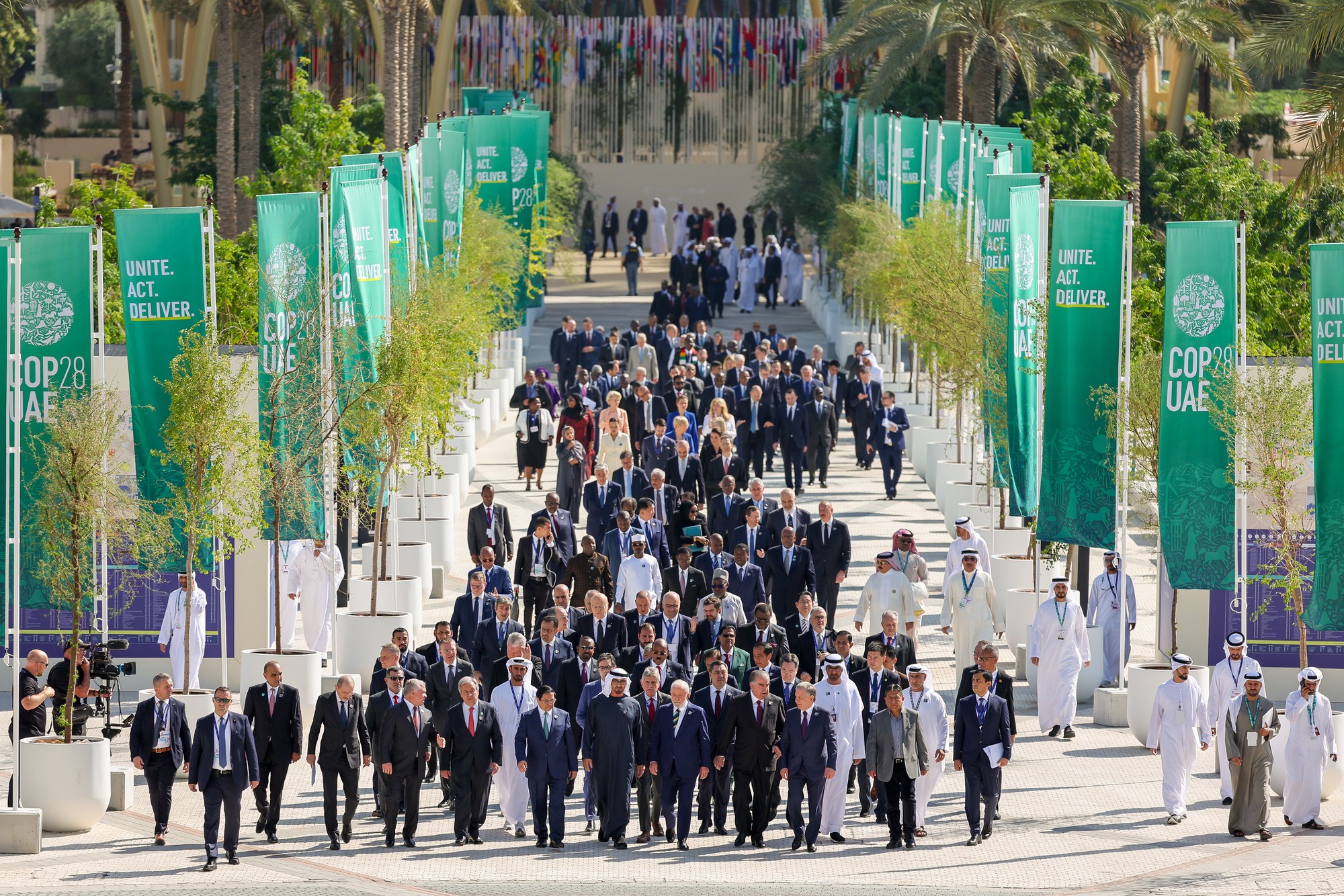 Hình ảnh báo chí 24h: Thủ tướng Phạm Minh Chính tản bộ cùng các nhà lãnh đạo dự hội nghị COP28 - Ảnh 2.