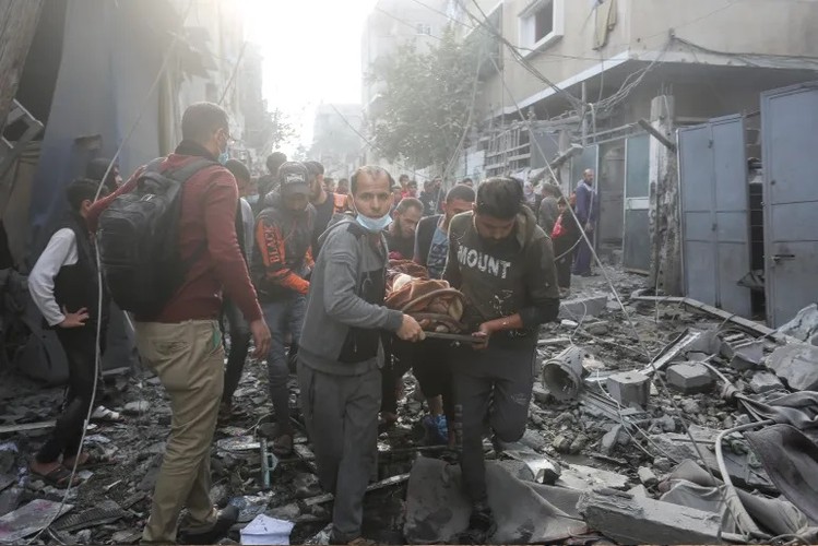 Hình ảnh Israel nối lại cuộc tấn công Gaza, người Palestine cấp tập sơ tán - Ảnh 6.