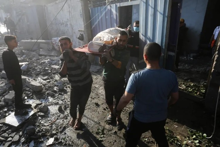 Hình ảnh Israel nối lại cuộc tấn công Gaza, người Palestine cấp tập sơ tán - Ảnh 7.