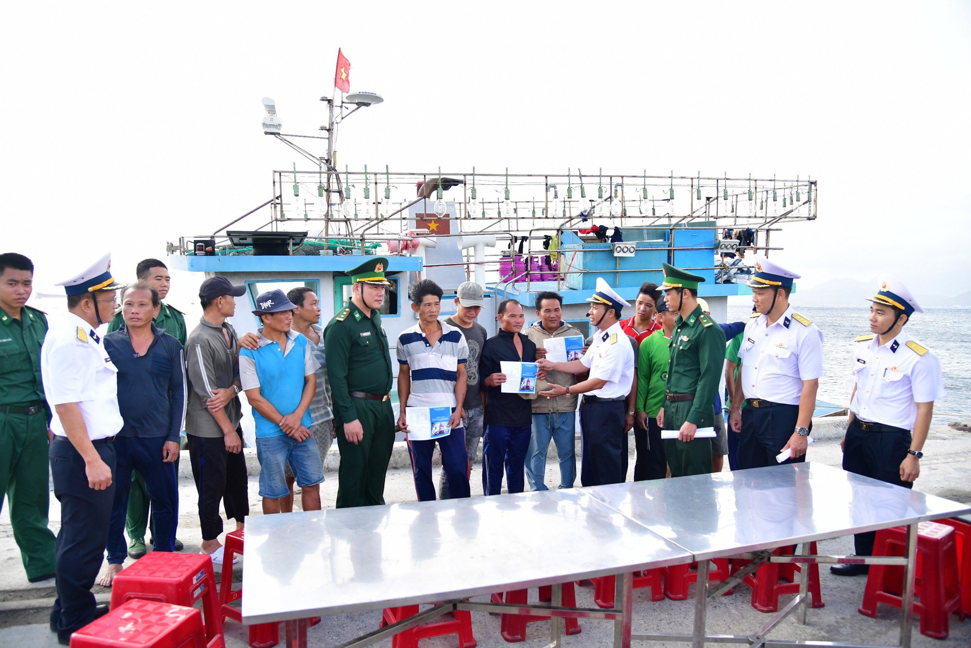Vùng 4 Hải quân bàn giao tàu cá và 14 ngư dân tỉnh Bình Định - Ảnh 2.