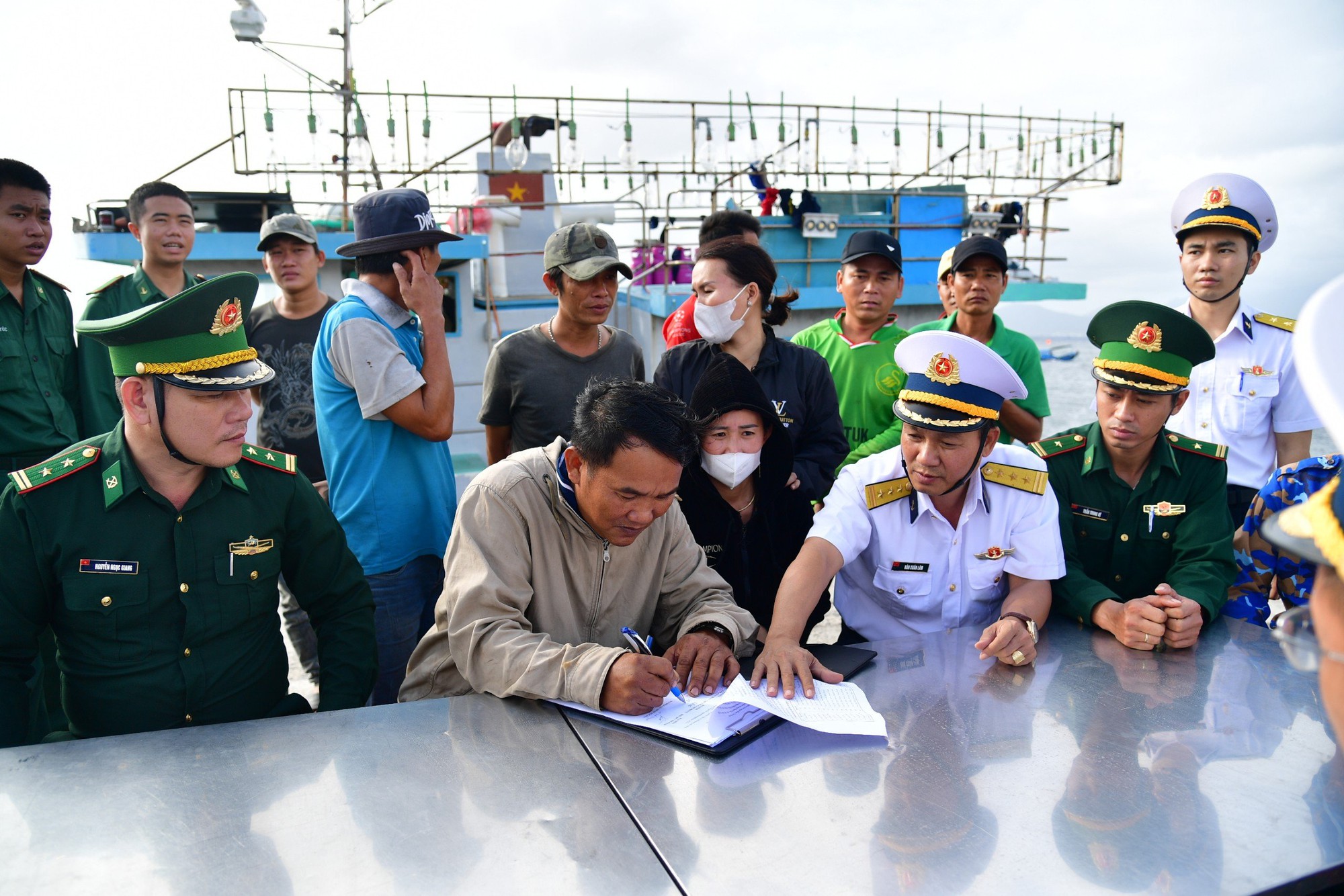 Vùng 4 Hải quân bàn giao tàu cá và 14 ngư dân tỉnh Bình Định - Ảnh 1.