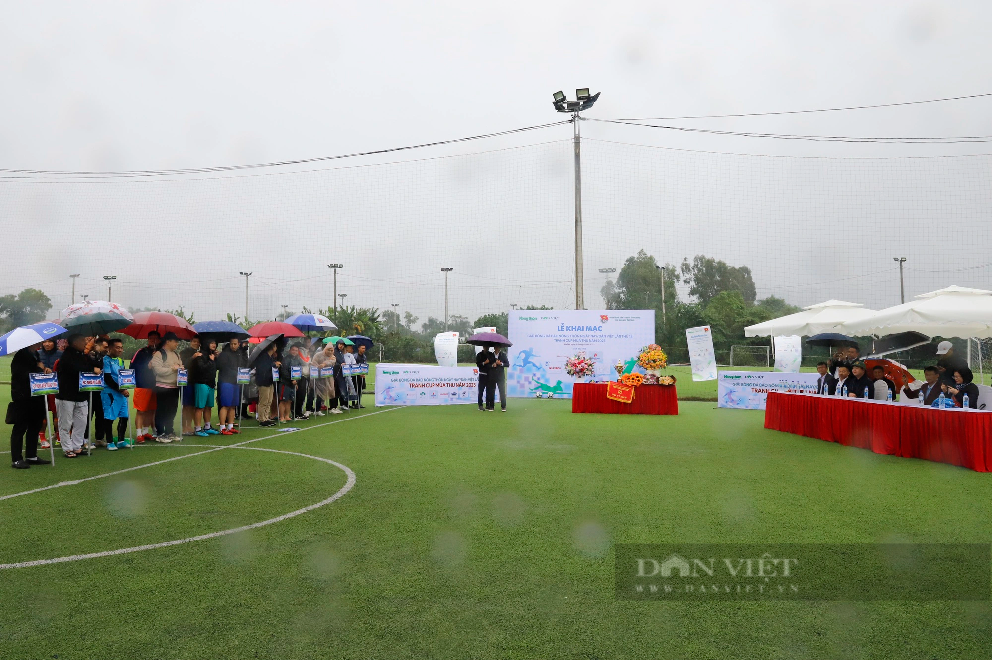 Loạt ảnh buổi thi đấu đầu tiên của giải bóng đá Báo NTNN/Dân Việt - tranh cúp mùa Thu lần thứ 14 - Ảnh 1.