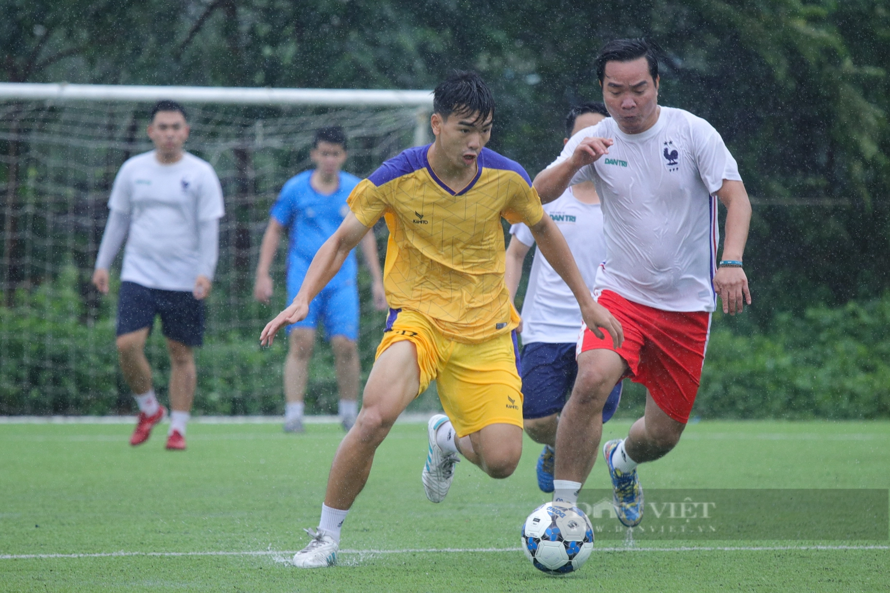 Loạt ảnh buổi thi đấu đầu tiên của giải bóng đá Báo NTNN/Dân Việt - tranh cúp mùa Thu lần thứ 14 - Ảnh 2.