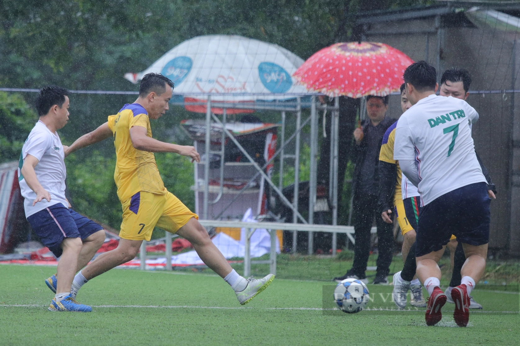 Loạt ảnh buổi thi đấu đầu tiên của giải bóng đá Báo NTNN/Dân Việt - tranh cúp mùa Thu lần thứ 14 - Ảnh 3.