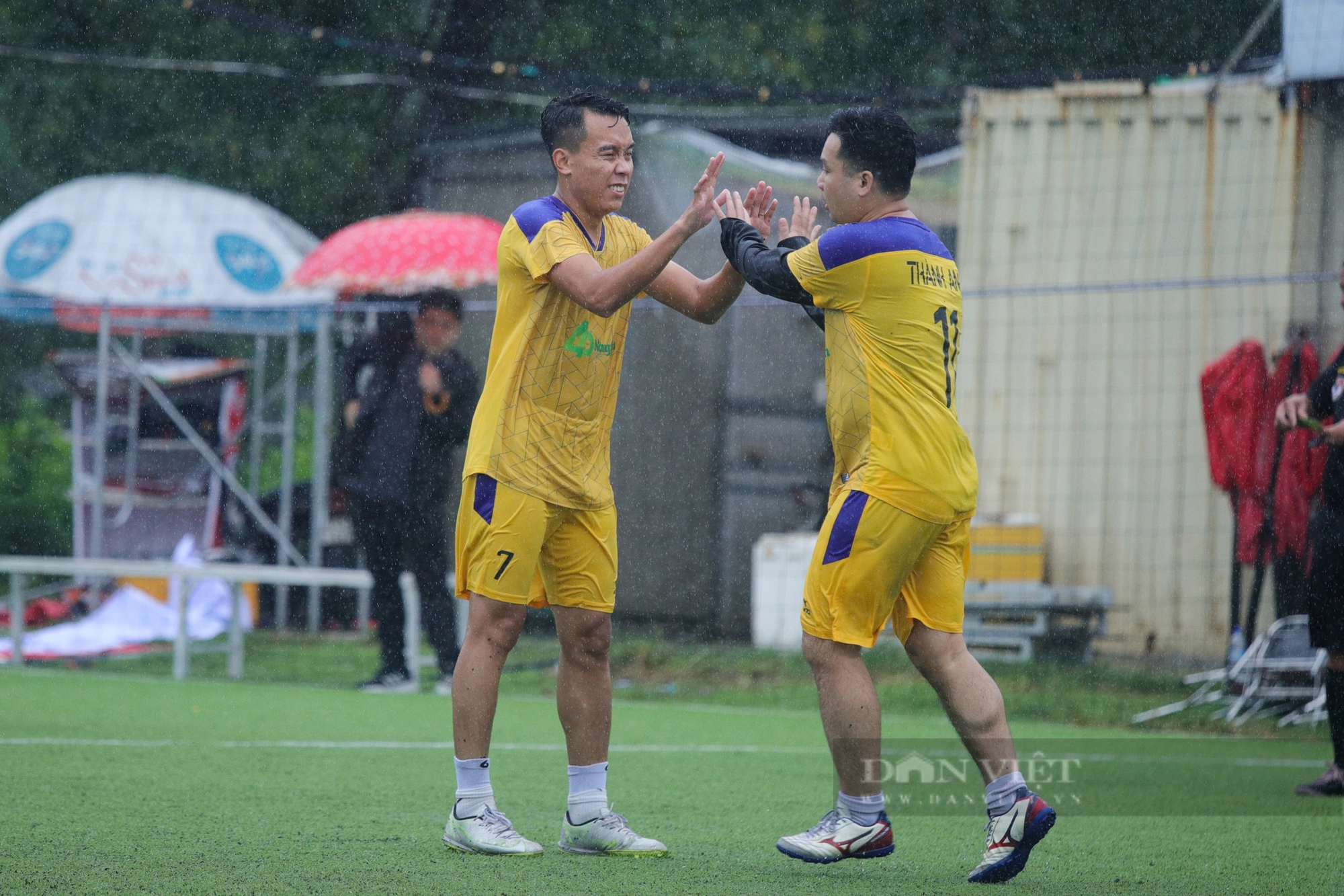 Loạt ảnh buổi thi đấu đầu tiên của giải bóng đá Báo NTNN/Dân Việt - tranh cúp mùa Thu lần thứ 14 - Ảnh 5.