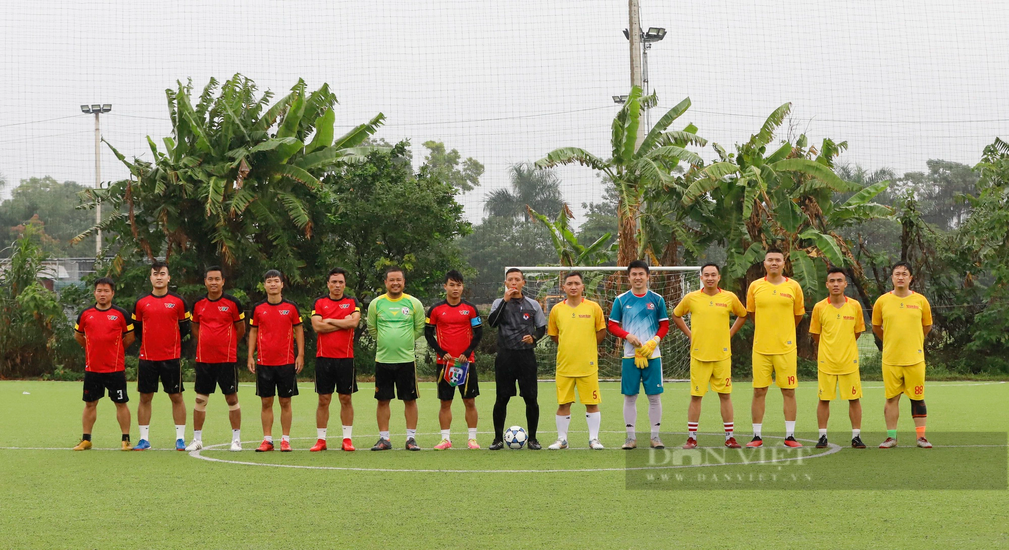 Loạt ảnh buổi thi đấu đầu tiên của giải bóng đá Báo NTNN/Dân Việt - tranh cúp mùa Thu lần thứ 14 - Ảnh 9.