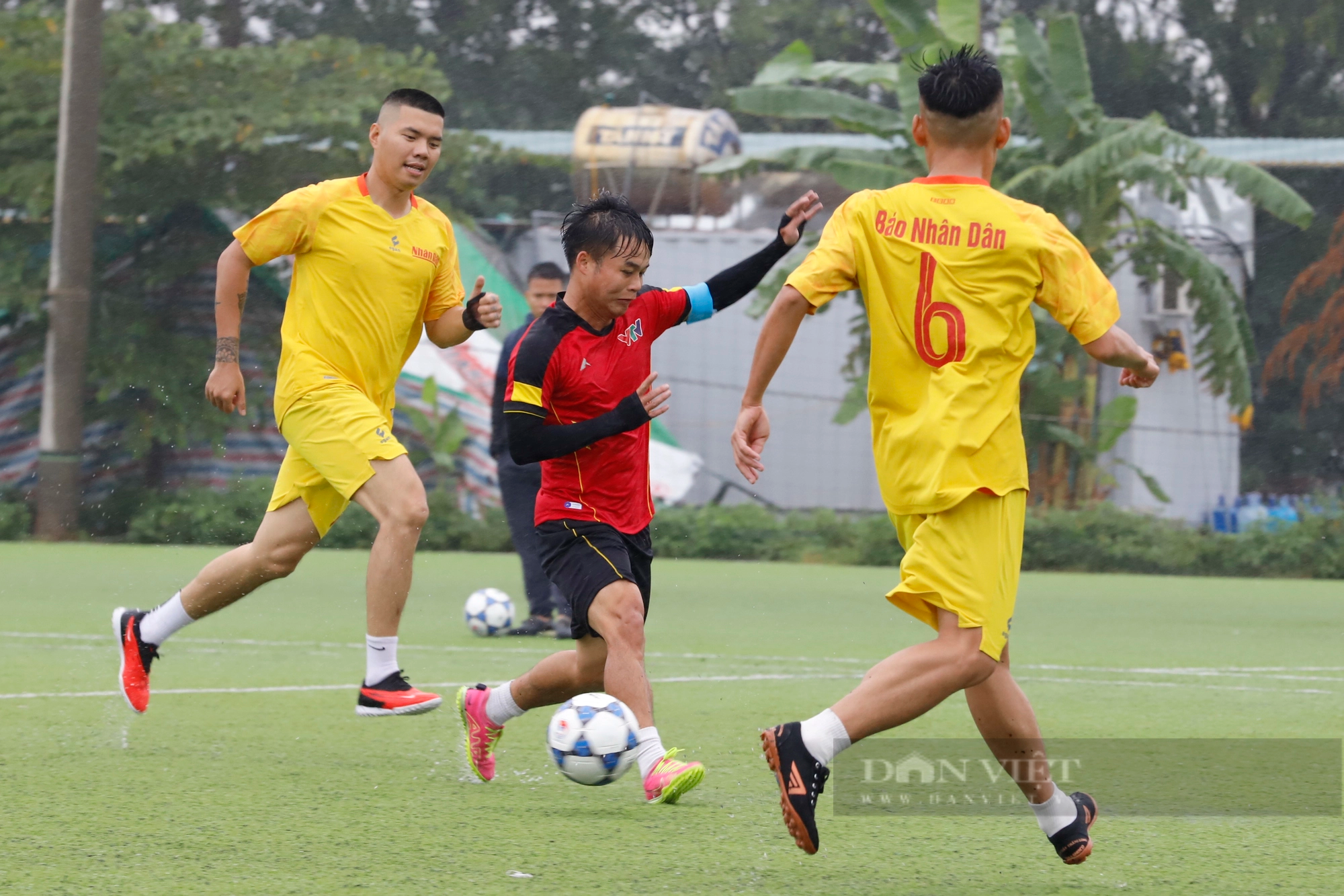 Loạt ảnh buổi thi đấu đầu tiên của giải bóng đá Báo NTNN/Dân Việt - tranh cúp mùa Thu lần thứ 14 - Ảnh 10.