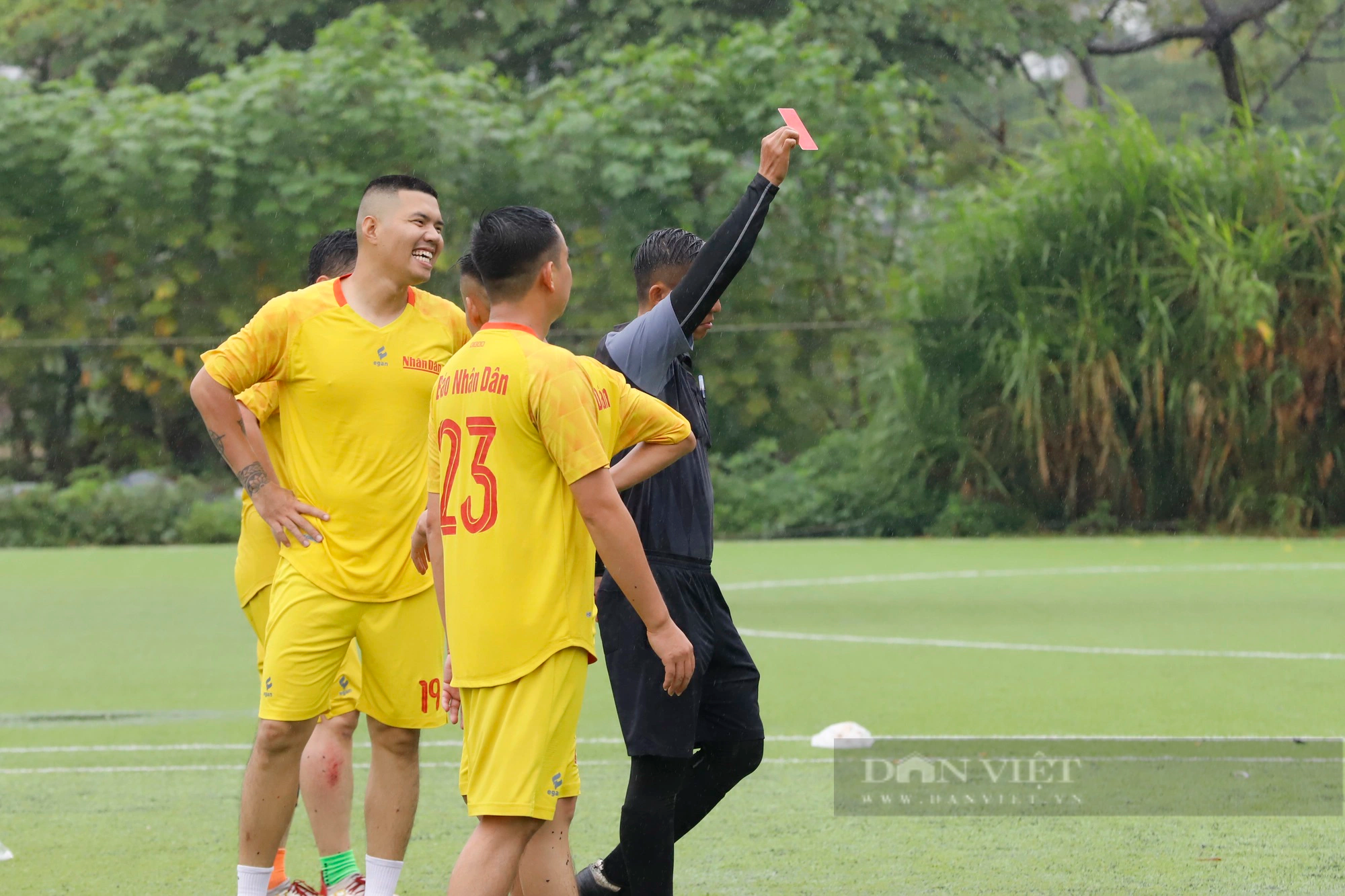 Loạt ảnh buổi thi đấu đầu tiên của giải bóng đá Báo NTNN/Dân Việt - tranh cúp mùa Thu lần thứ 14 - Ảnh 11.