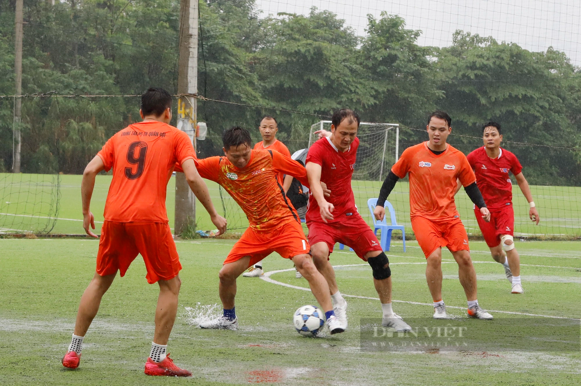 Loạt ảnh buổi thi đấu đầu tiên của giải bóng đá Báo NTNN/Dân Việt - tranh cúp mùa Thu lần thứ 14 - Ảnh 12.