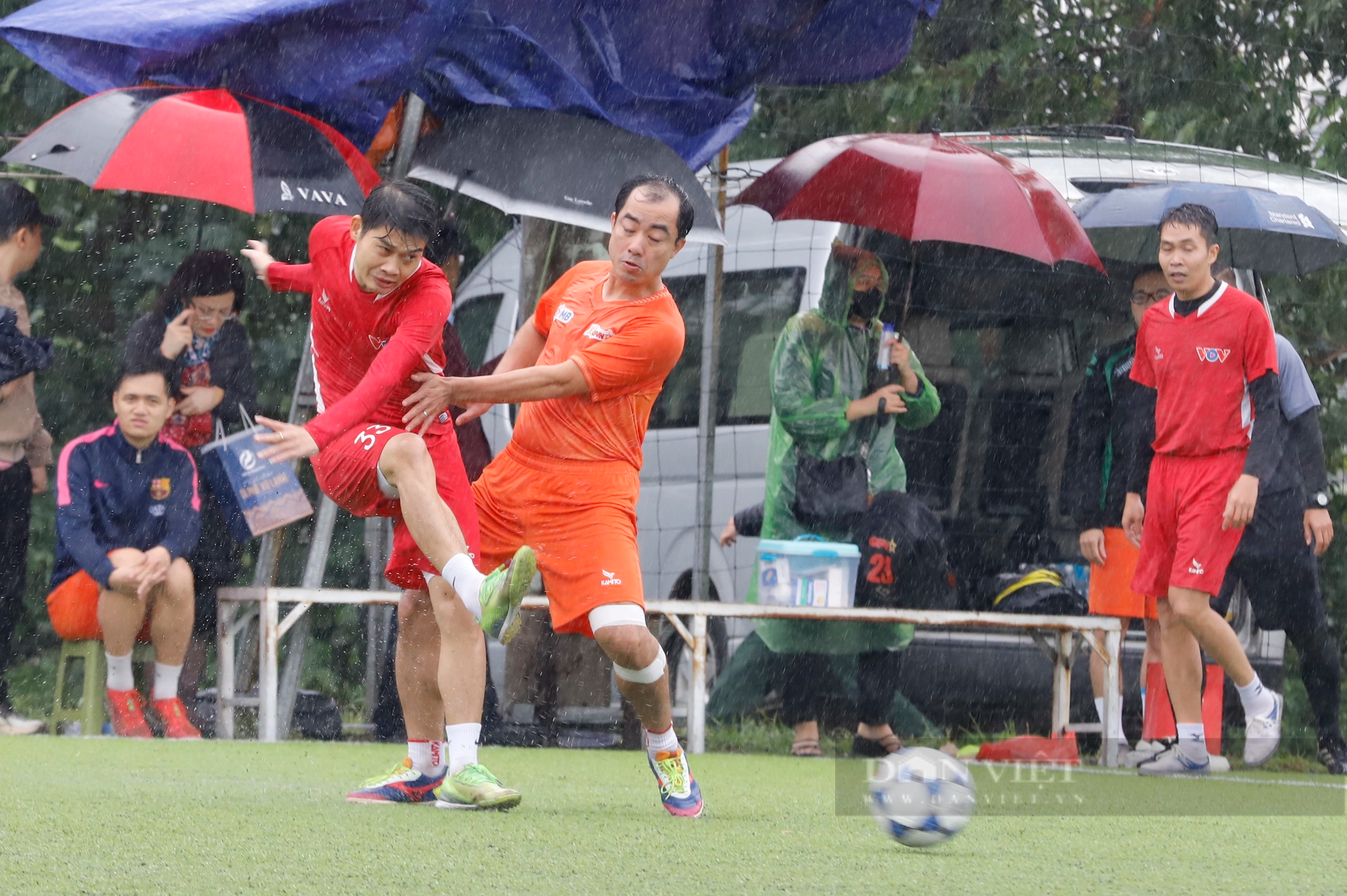 Loạt ảnh buổi thi đấu đầu tiên của giải bóng đá Báo NTNN/Dân Việt - tranh cúp mùa Thu lần thứ 14 - Ảnh 13.