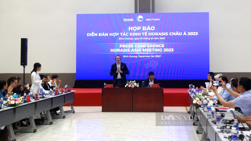 UBND tỉnh Bình Dương và Chủ tịch Horasis chủ trì họp báo thông tin về sự kiện Diễn đàn Hợp tác kinh tế Horasis Châu Á 2023. Ảnh: Trần Khánh