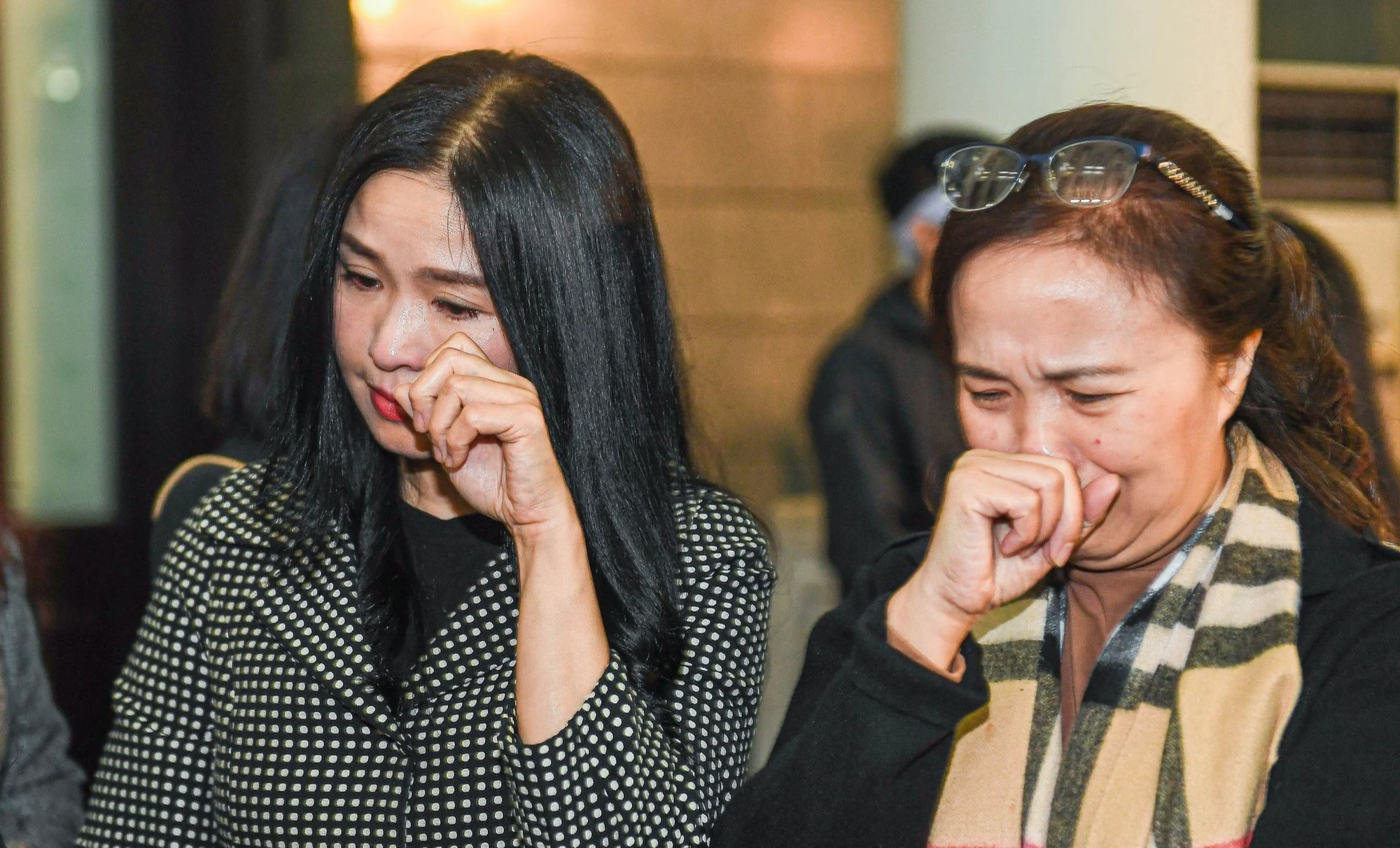 Gia đình và đồng nghiệp rơi nước mắt đưa tiễn nhạc sĩ Xuân Phương trong mưa - Ảnh 4.