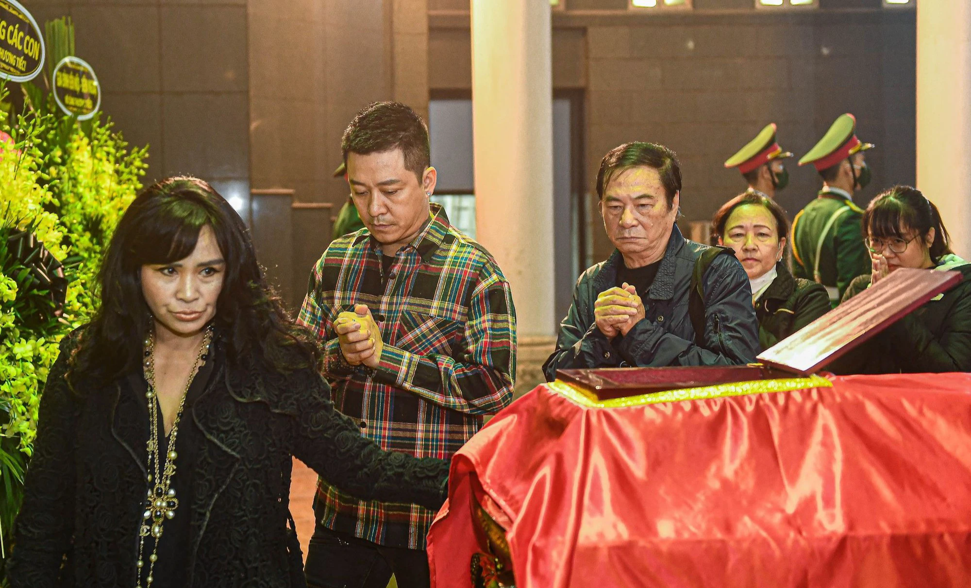 Gia đình và đồng nghiệp rơi nước mắt đưa tiễn nhạc sĩ Xuân Phương trong mưa - Ảnh 5.