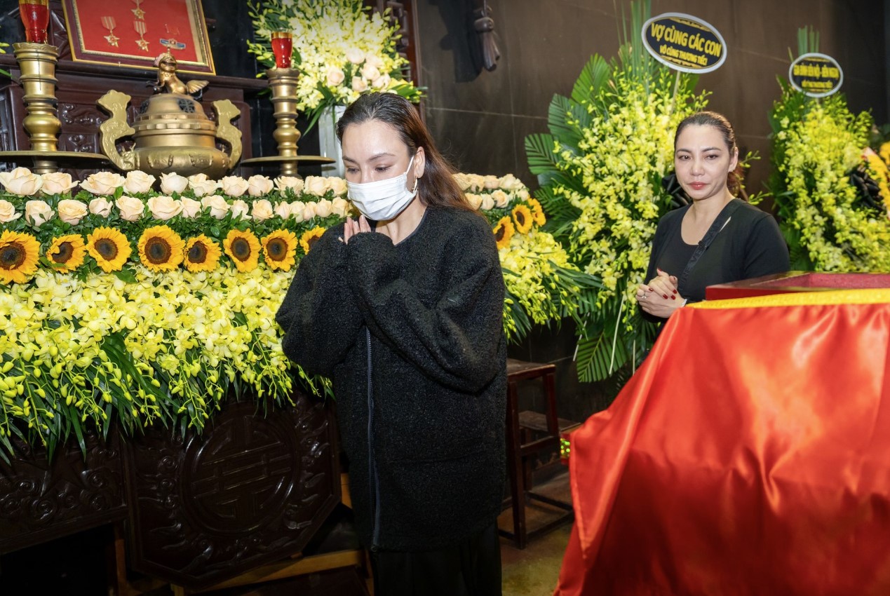 Gia đình và đồng nghiệp rơi nước mắt đưa tiễn nhạc sĩ Xuân Phương trong mưa - Ảnh 2.