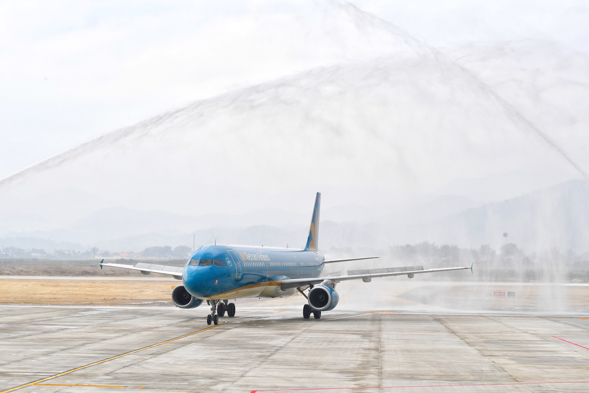 Năm 2022, Vietnam Airlines đạt doanh thu 71.701 tỷ đồng, vẫn chưa thoát lỗ - Ảnh 1.