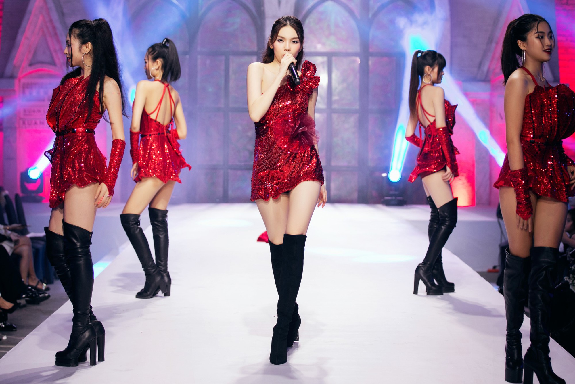 Ngọc Châu - cô ca sĩ nhí đa tài trên sân khấu thời trang - Ảnh 2.