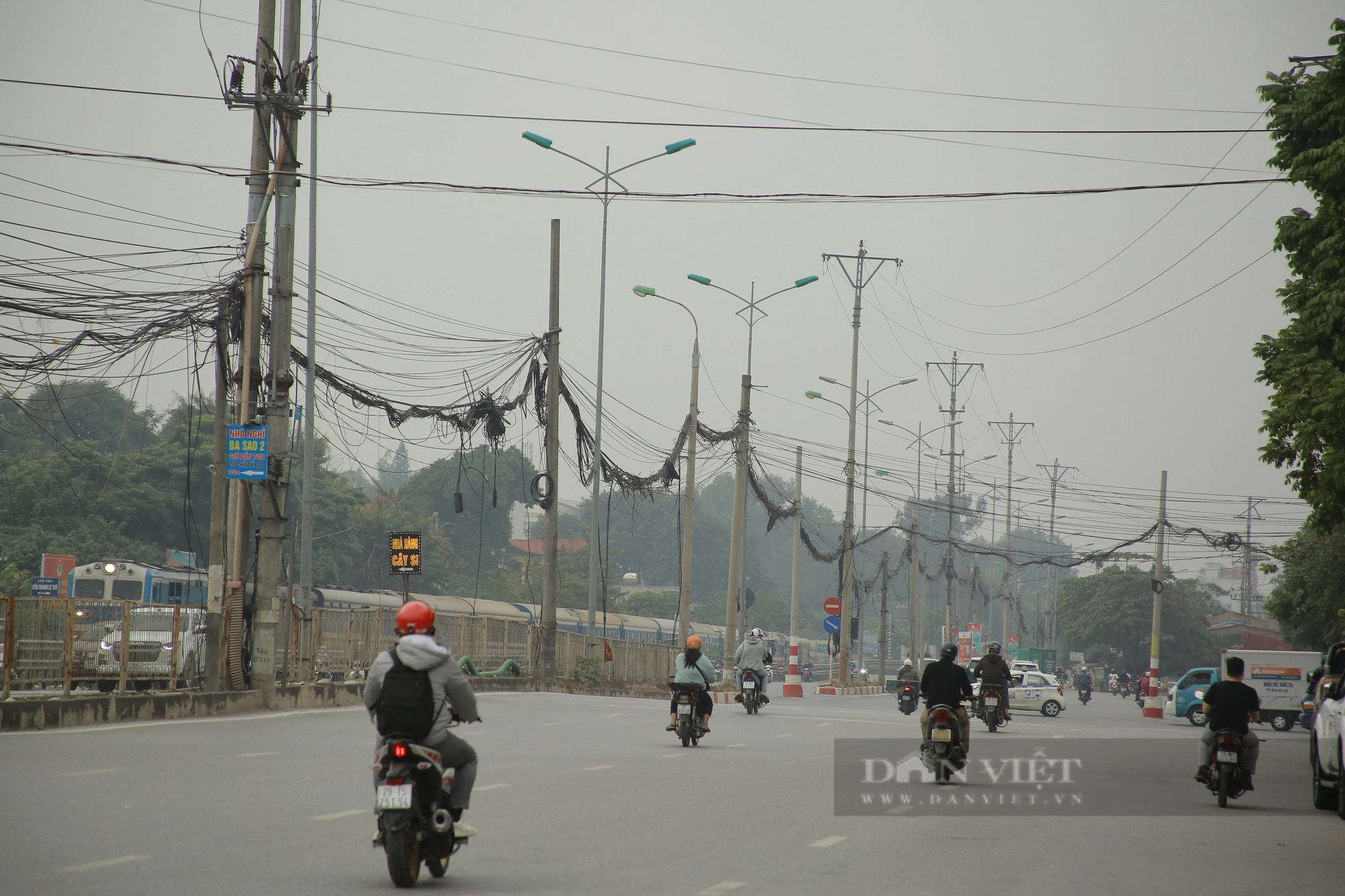 Hàng cột điện &quot;tử thần&quot; nằm giữa Quốc lộ 1A trên địa bàn huyện Thanh Trì - Ảnh 1.