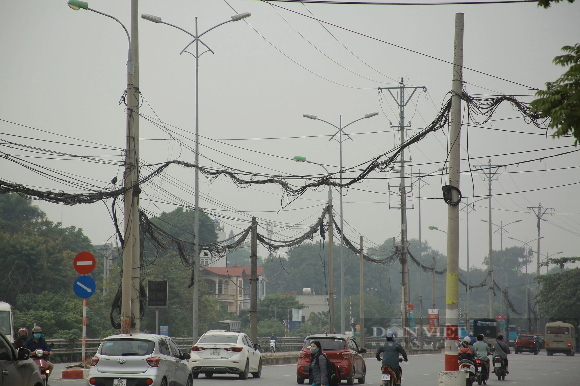Hàng cột điện &quot;tử thần&quot; nằm giữa Quốc lộ 1A trên địa bàn huyện Thanh Trì - Ảnh 2.