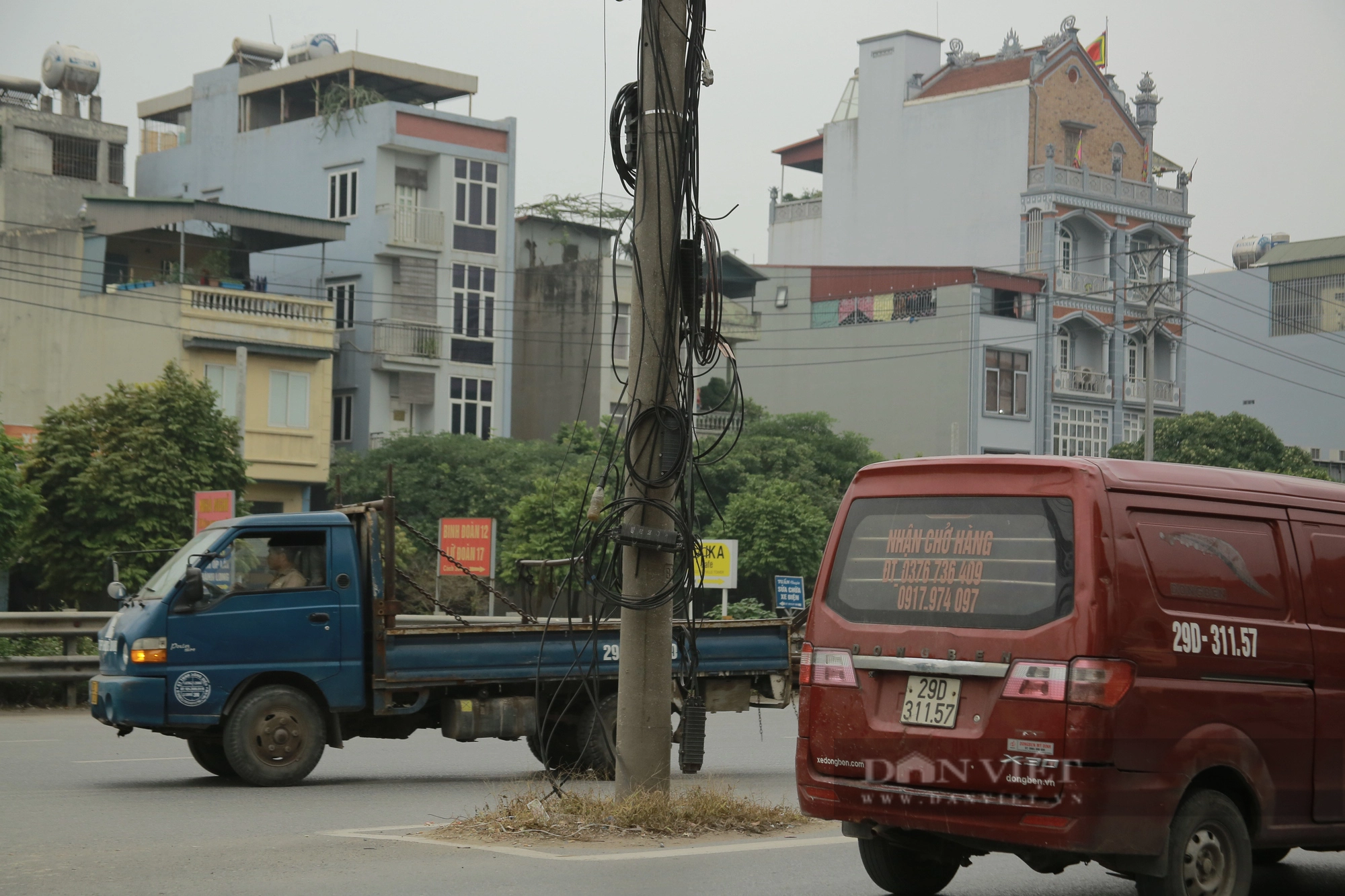 Hàng cột điện &quot;tử thần&quot; nằm giữa Quốc lộ 1A trên địa bàn huyện Thanh Trì - Ảnh 4.