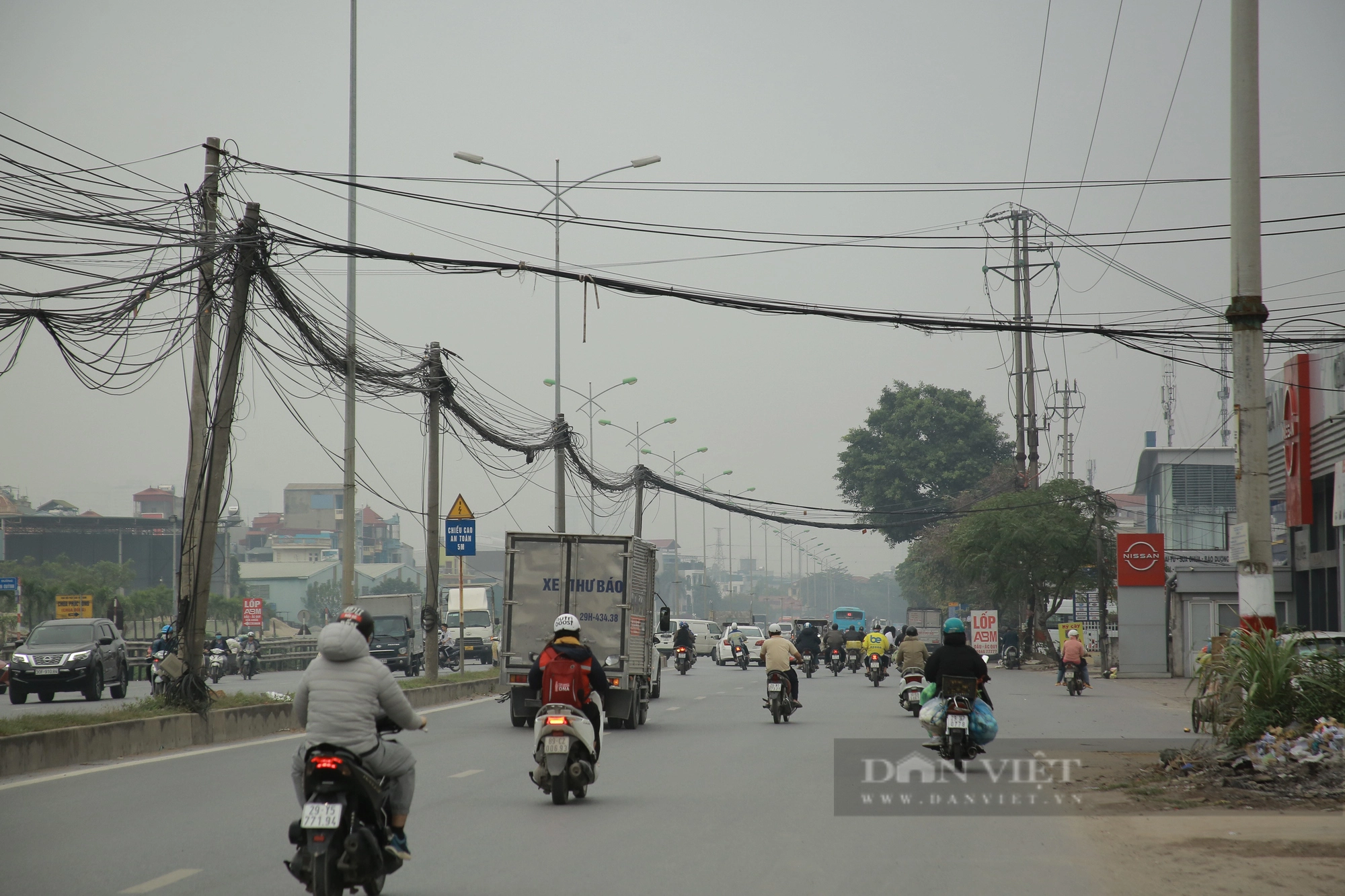Hàng cột điện &quot;tử thần&quot; nằm giữa Quốc lộ 1A trên địa bàn huyện Thanh Trì - Ảnh 5.