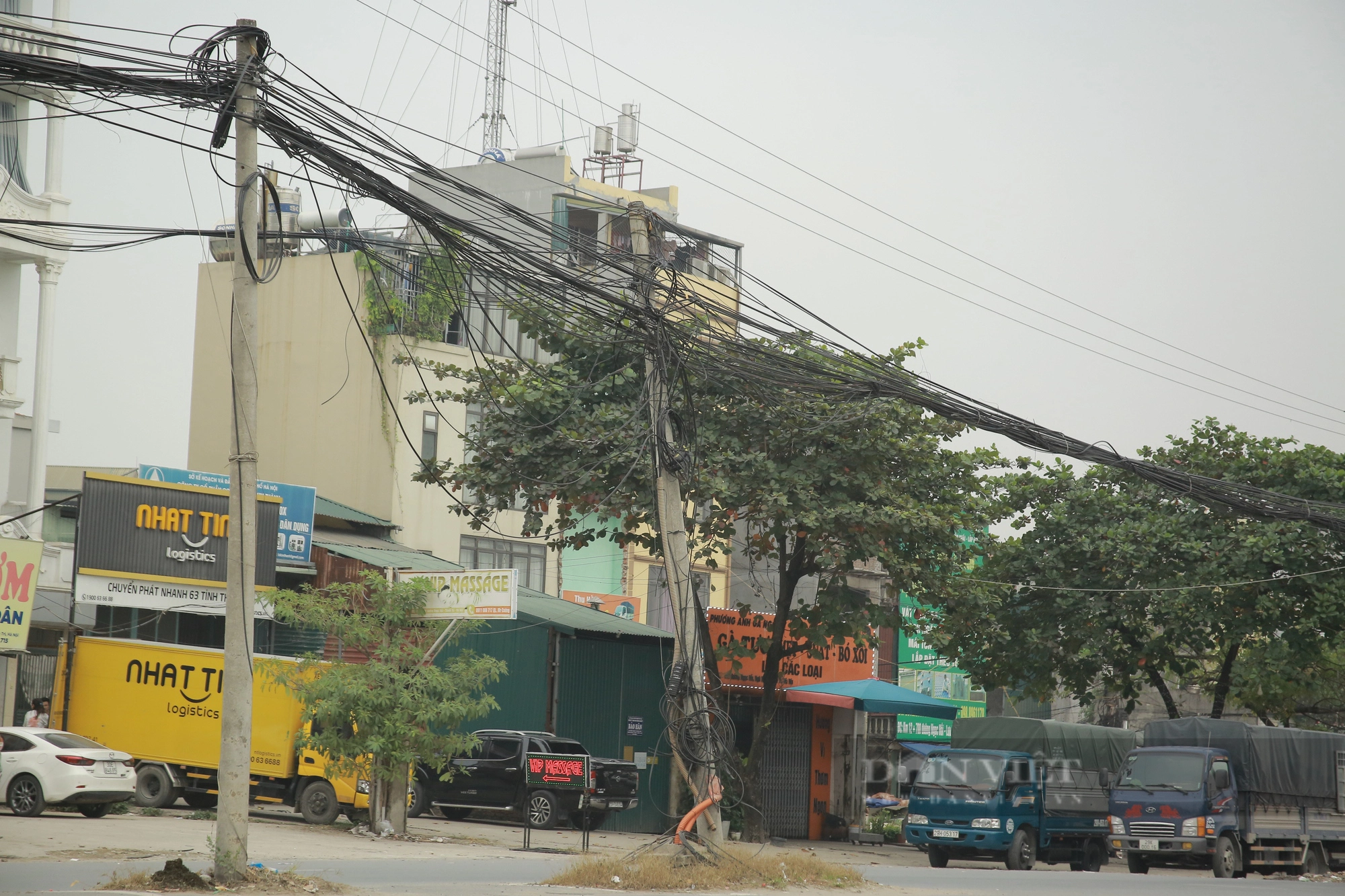 Hàng cột điện &quot;tử thần&quot; nằm giữa Quốc lộ 1A trên địa bàn huyện Thanh Trì - Ảnh 6.