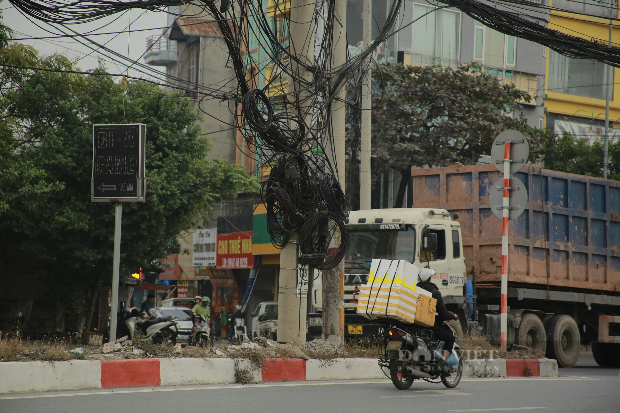 Hàng cột điện &quot;tử thần&quot; nằm giữa Quốc lộ 1A trên địa bàn huyện Thanh Trì - Ảnh 7.