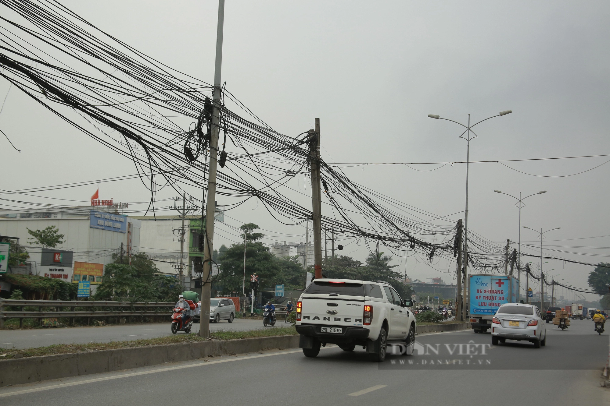 Hàng cột điện &quot;tử thần&quot; nằm giữa Quốc lộ 1A trên địa bàn huyện Thanh Trì - Ảnh 9.