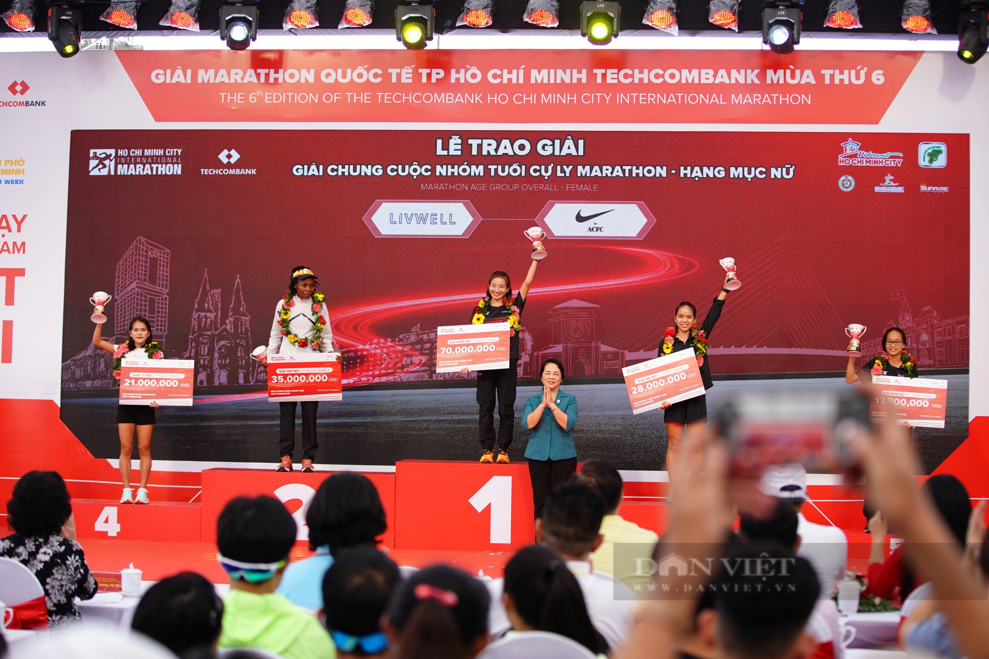 Nữ hoàng điền kinh Nguyễn Thị Oanh vô địch Giải Marathon Quốc tế TP.HCM Techcombank - Ảnh 9.