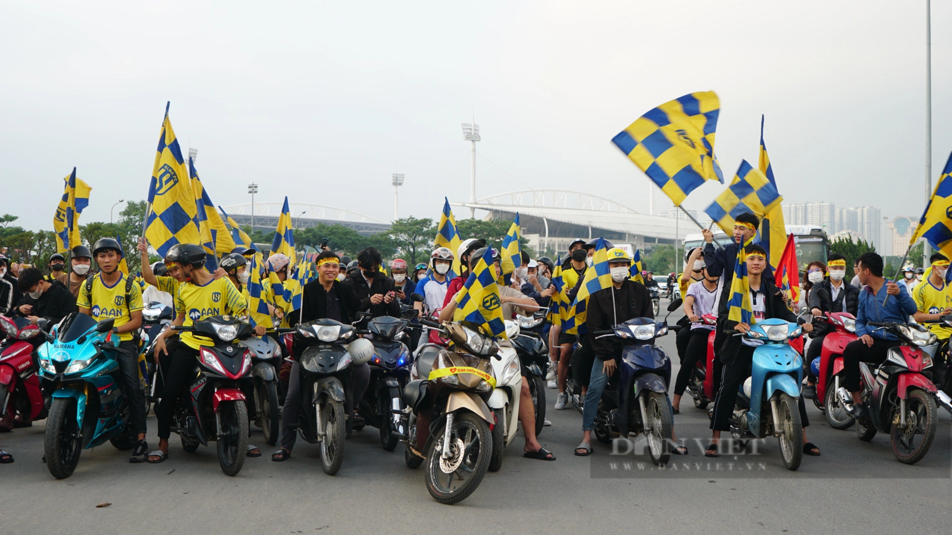 CĐV SLNA đốt pháo sáng, diễu hành trước trận đấu với Hà Nội FC - Ảnh 1.