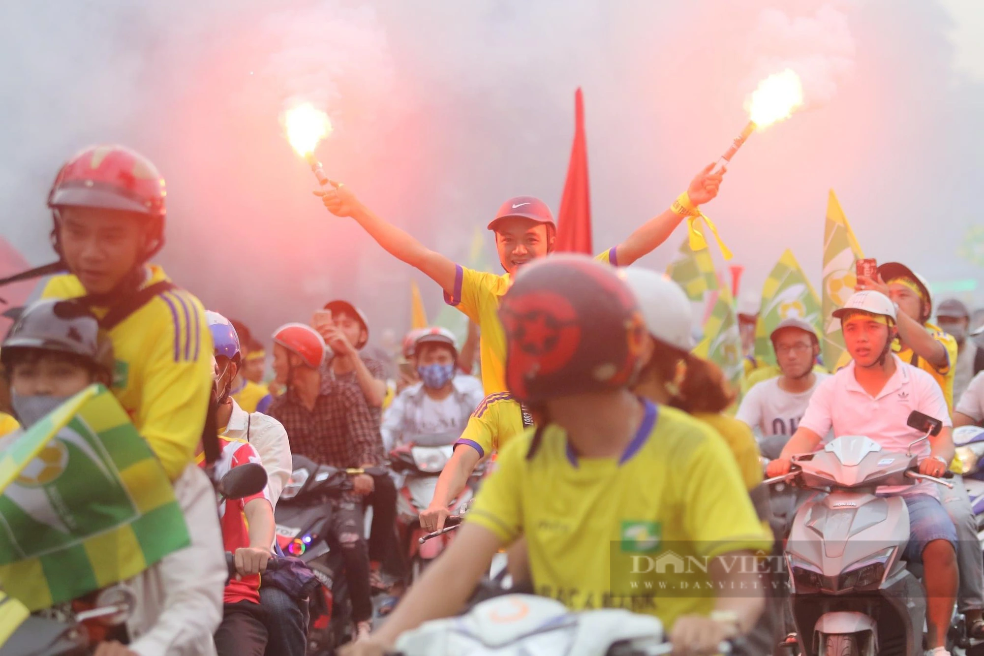 CĐV SLNA đốt pháo sáng, diễu hành trước trận đấu với Hà Nội FC - Ảnh 2.