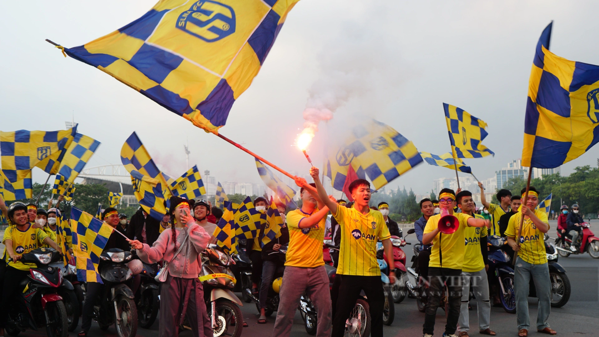CĐV SLNA đốt pháo sáng, diễu hành trước trận đấu với Hà Nội FC - Ảnh 3.